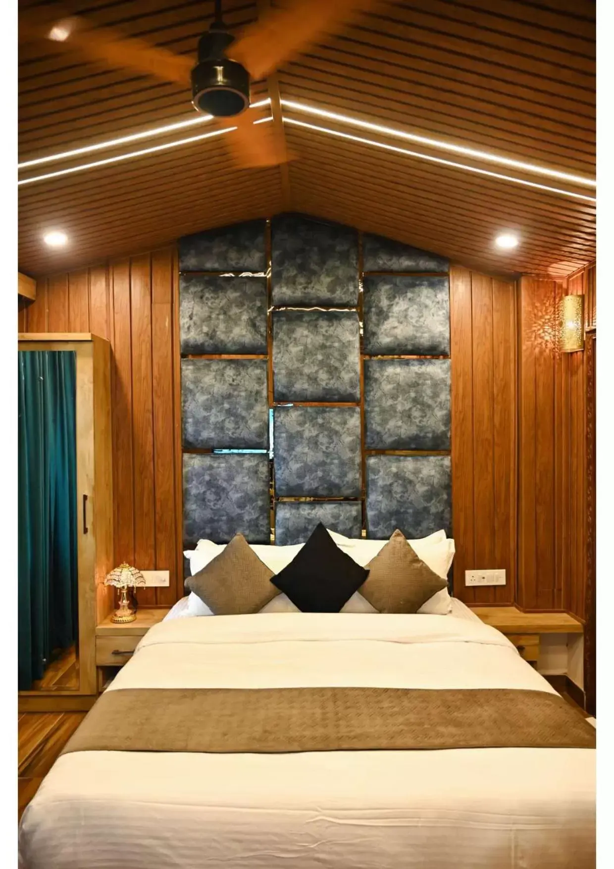 Bed in Hotel Heritage Inn at Assi Ghat