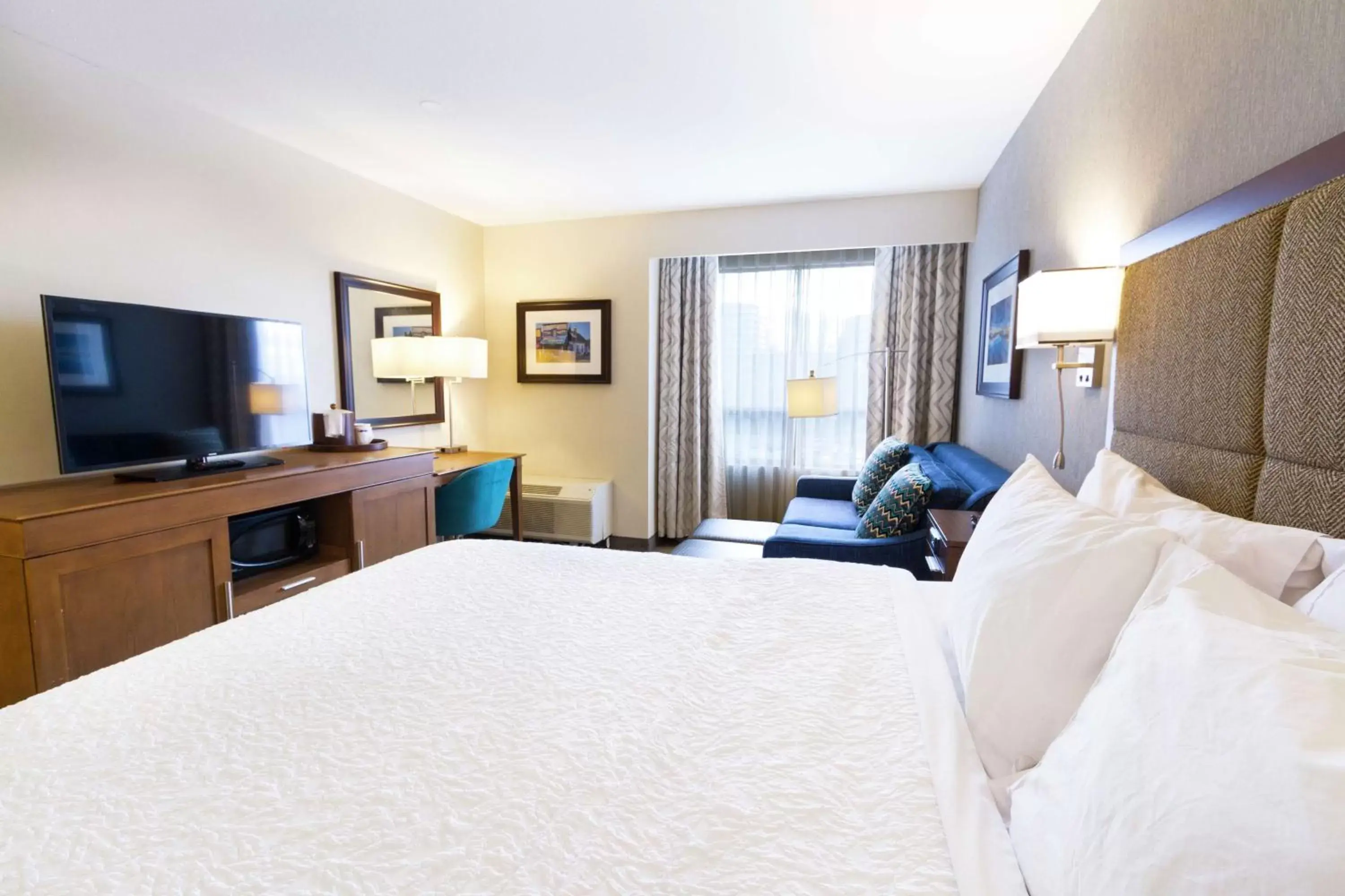 Bedroom in Hampton Inn - Vancouver Airport/Richmond