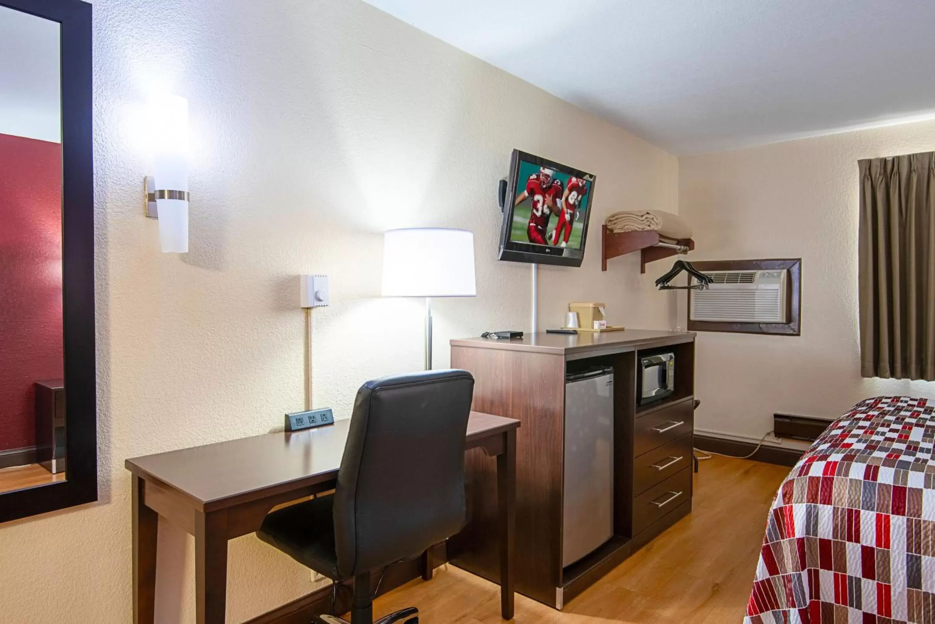 Photo of the whole room, Kitchen/Kitchenette in Red Roof Inn Cameron