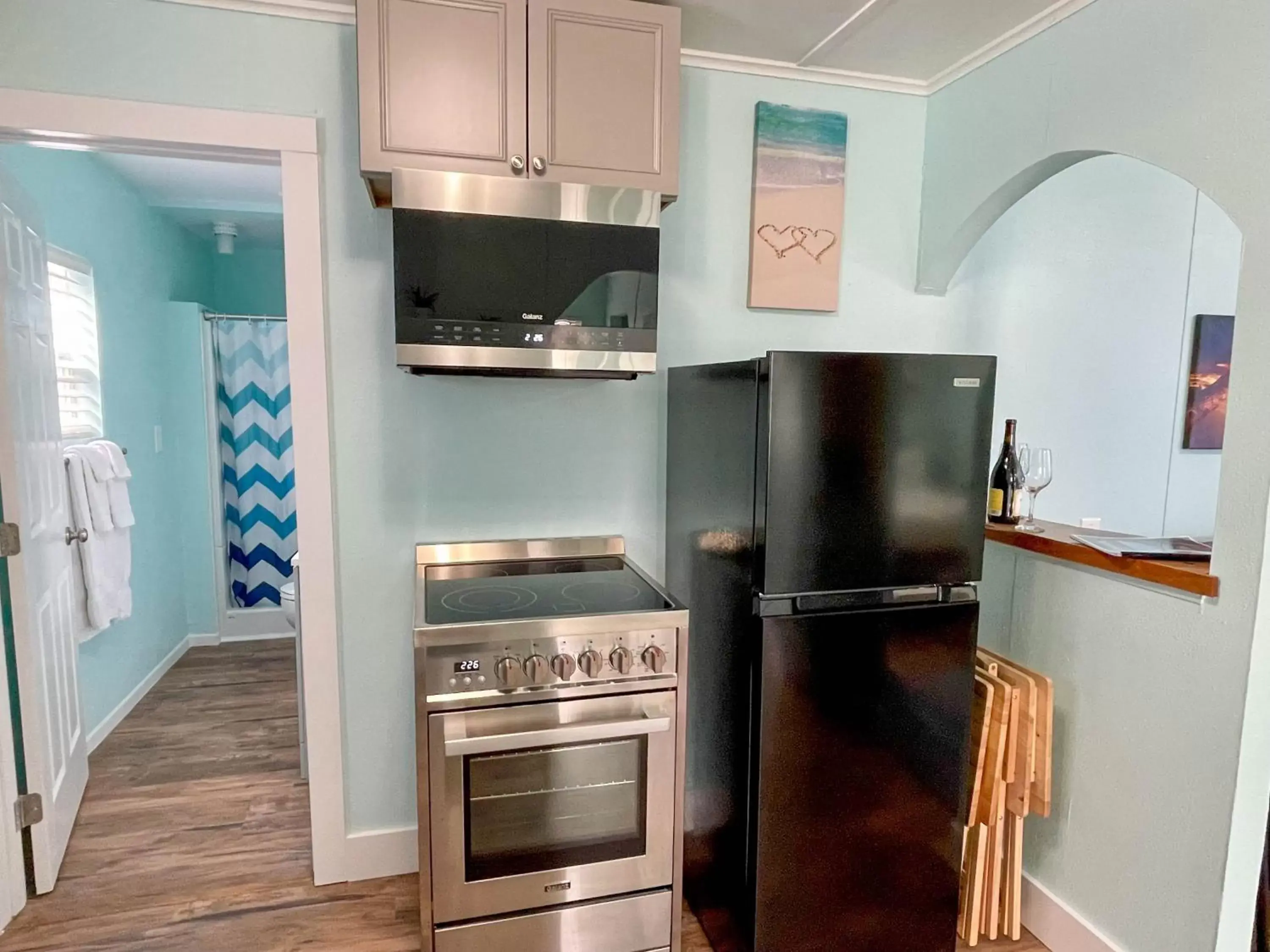 Kitchen/Kitchenette in The Anchorage Motel