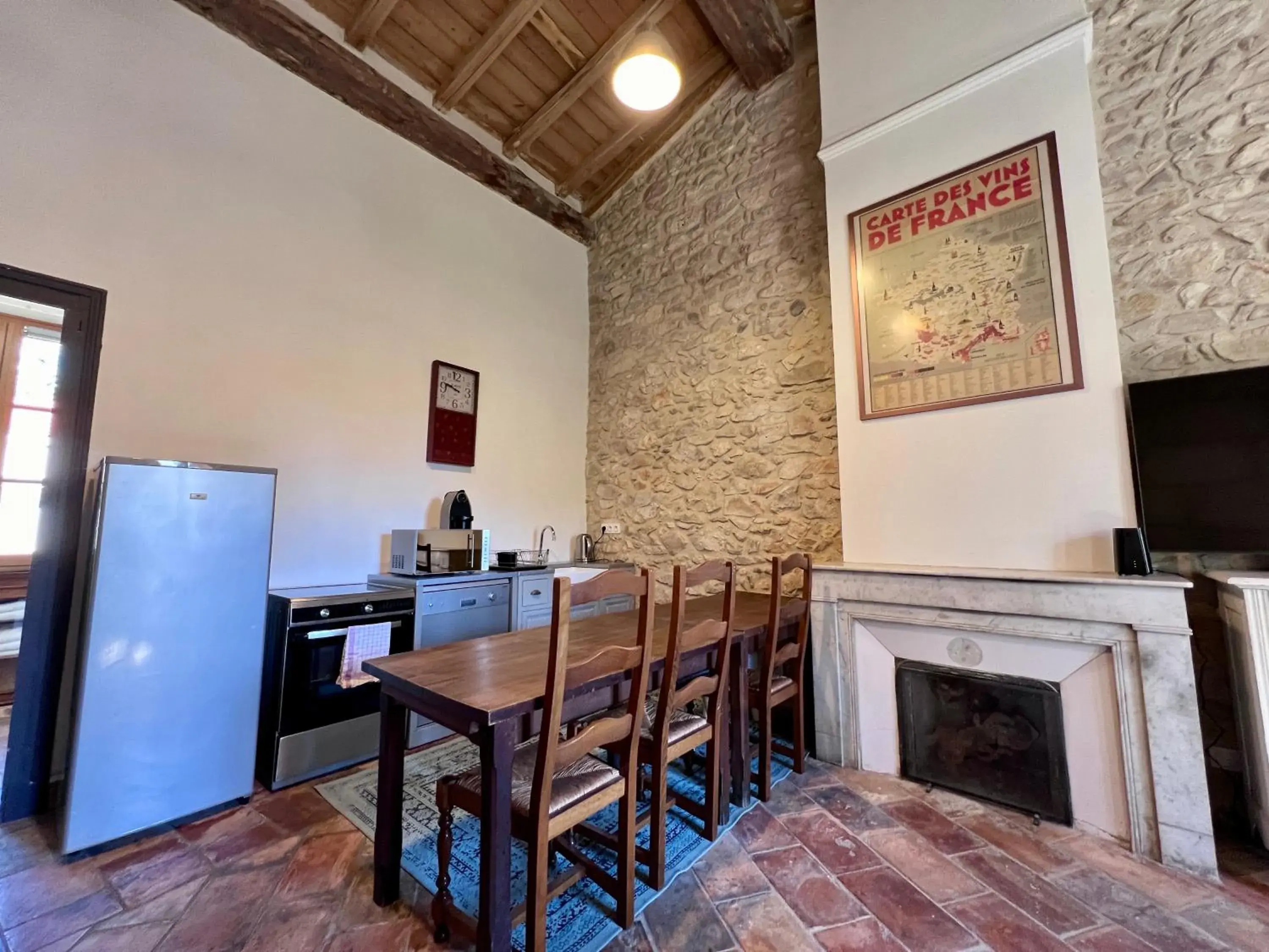 Kitchen or kitchenette, Dining Area in Hotel Majestic