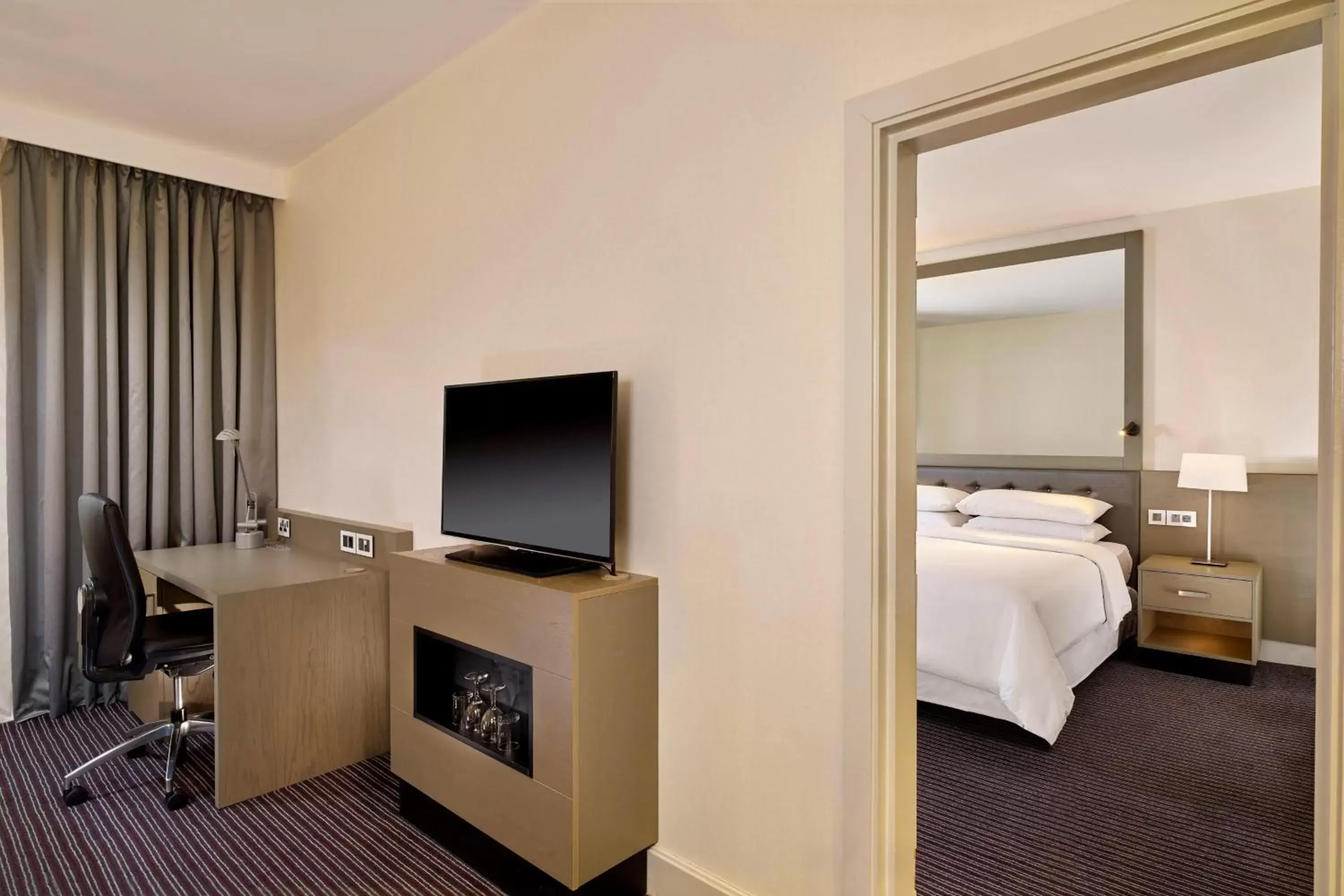 Photo of the whole room, TV/Entertainment Center in Sheraton Heathrow Hotel
