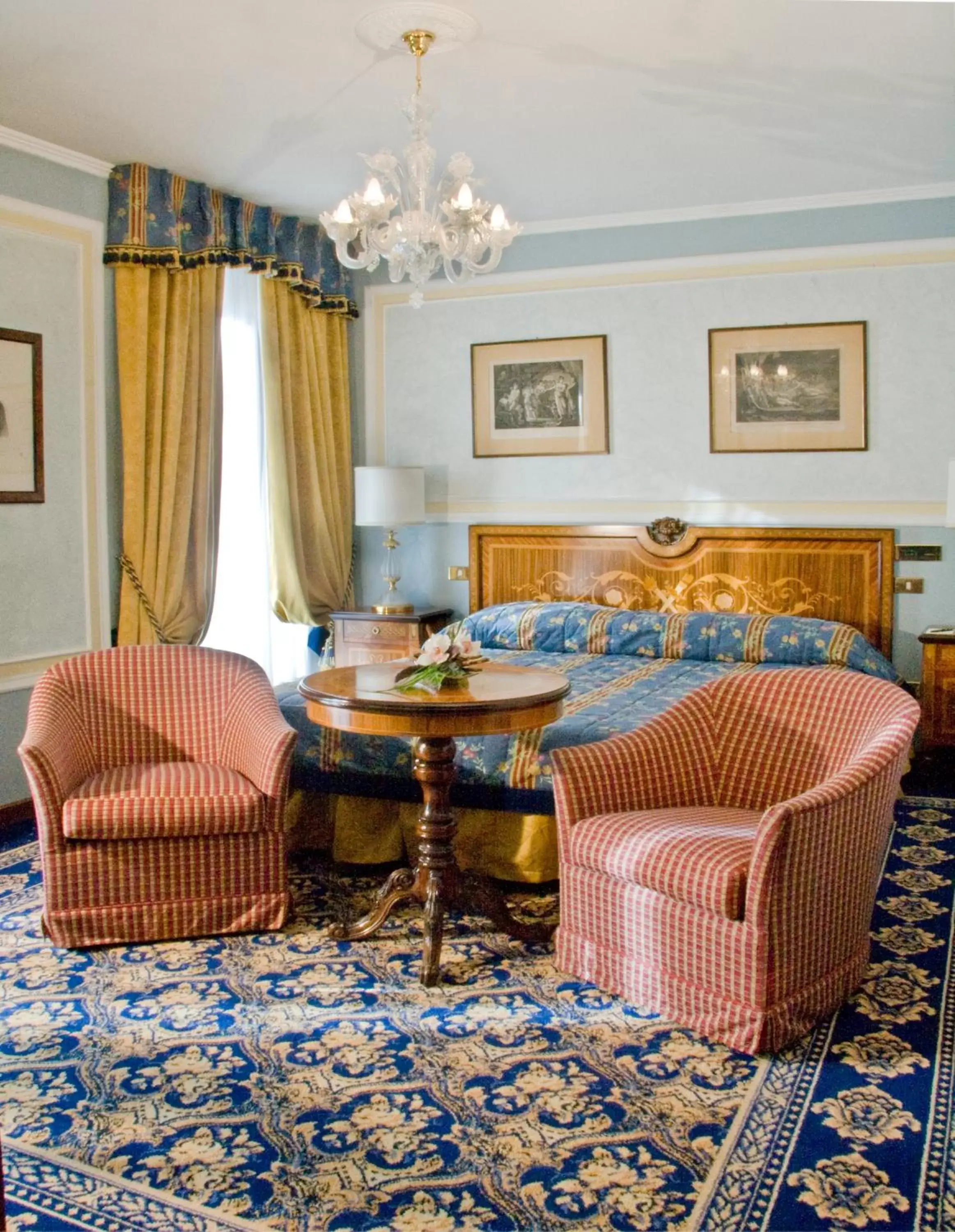 Photo of the whole room, Seating Area in Grand Hotel des Iles Borromées & SPA