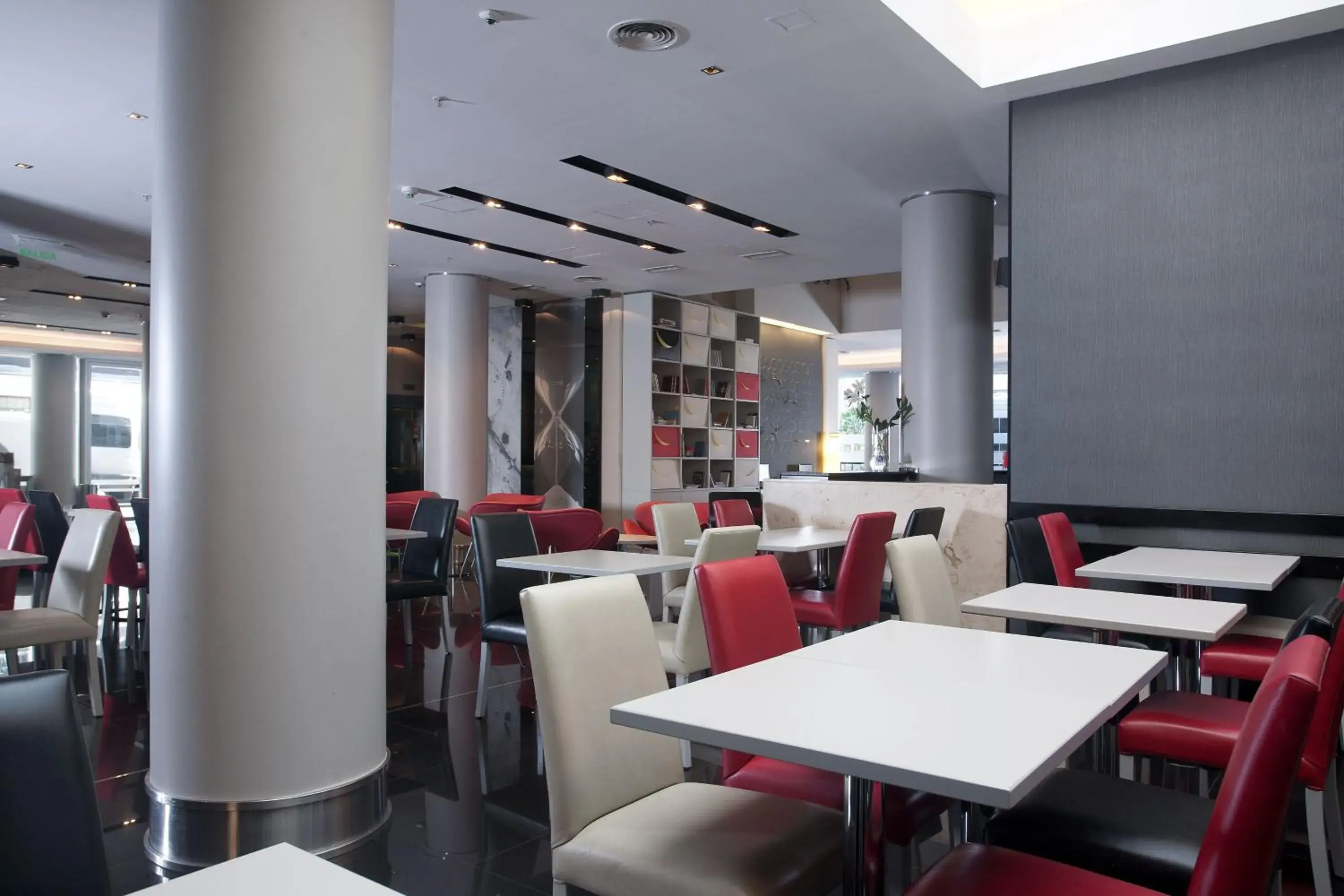 Lounge or bar, Restaurant/Places to Eat in Two Hotel Buenos Aires