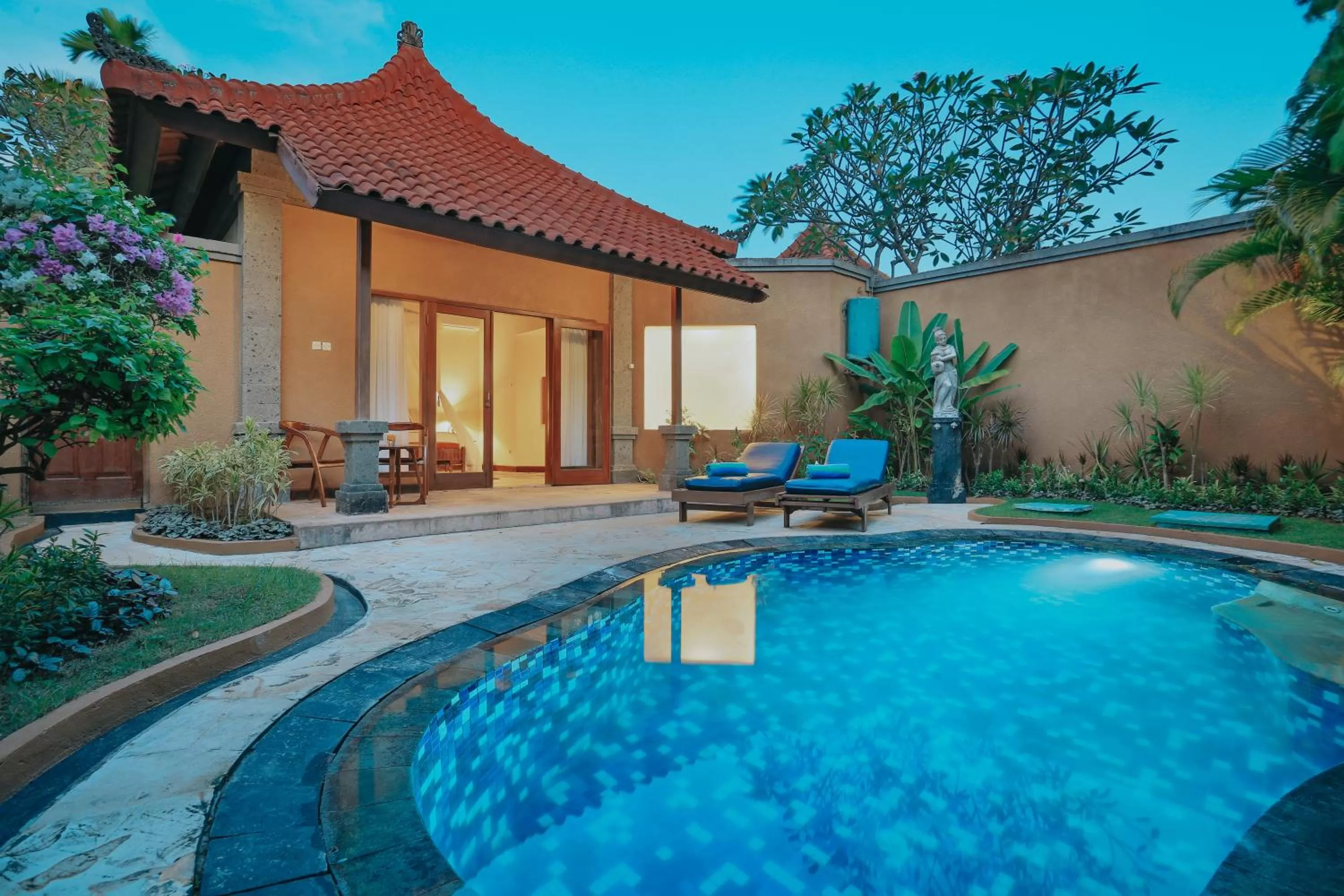 Swimming pool in Parigata Villas Resort