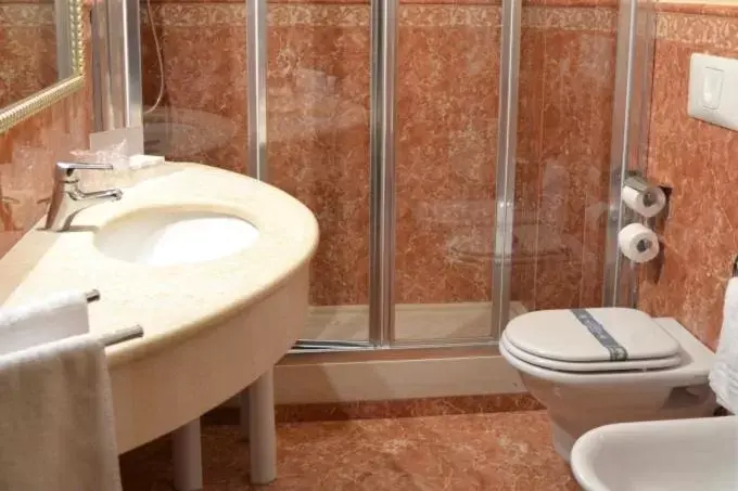 Bathroom in Hotel Don Carlo Bathroom in Hotel Don Carlo