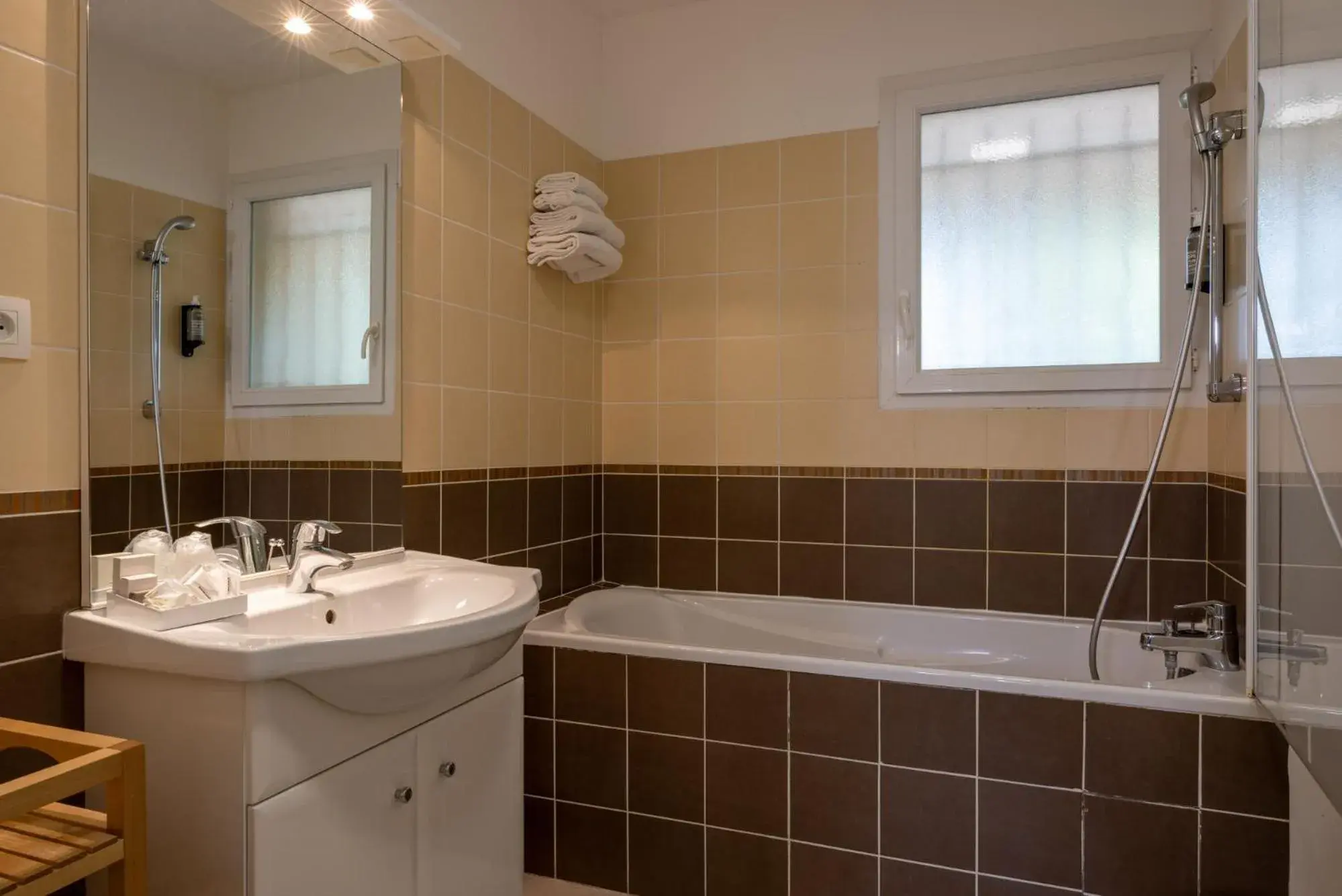 Bathroom in INTER-HOTEL CÃ´tÃ© Sud Hotel Allauch