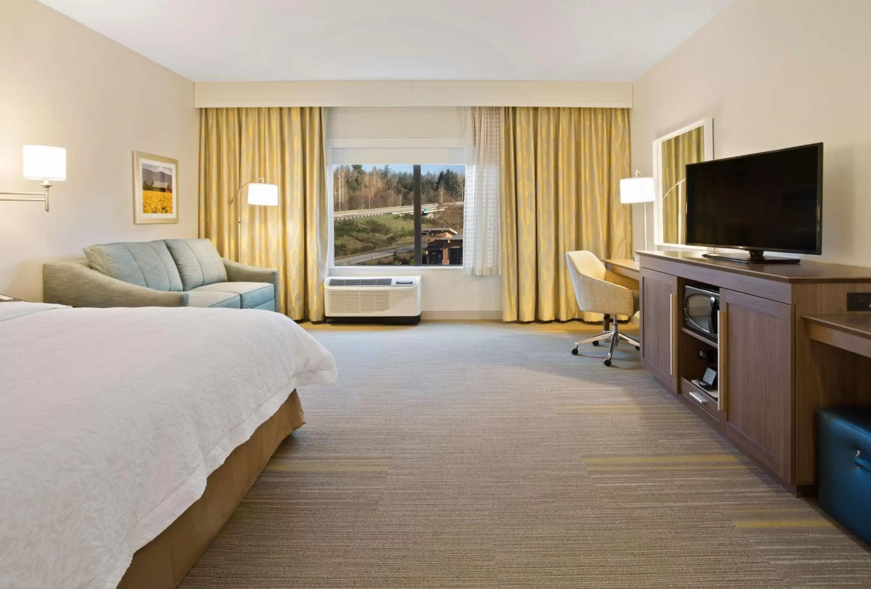 Bed, TV/Entertainment Center in Hampton Inn & Suites- Seattle Woodinville Wa