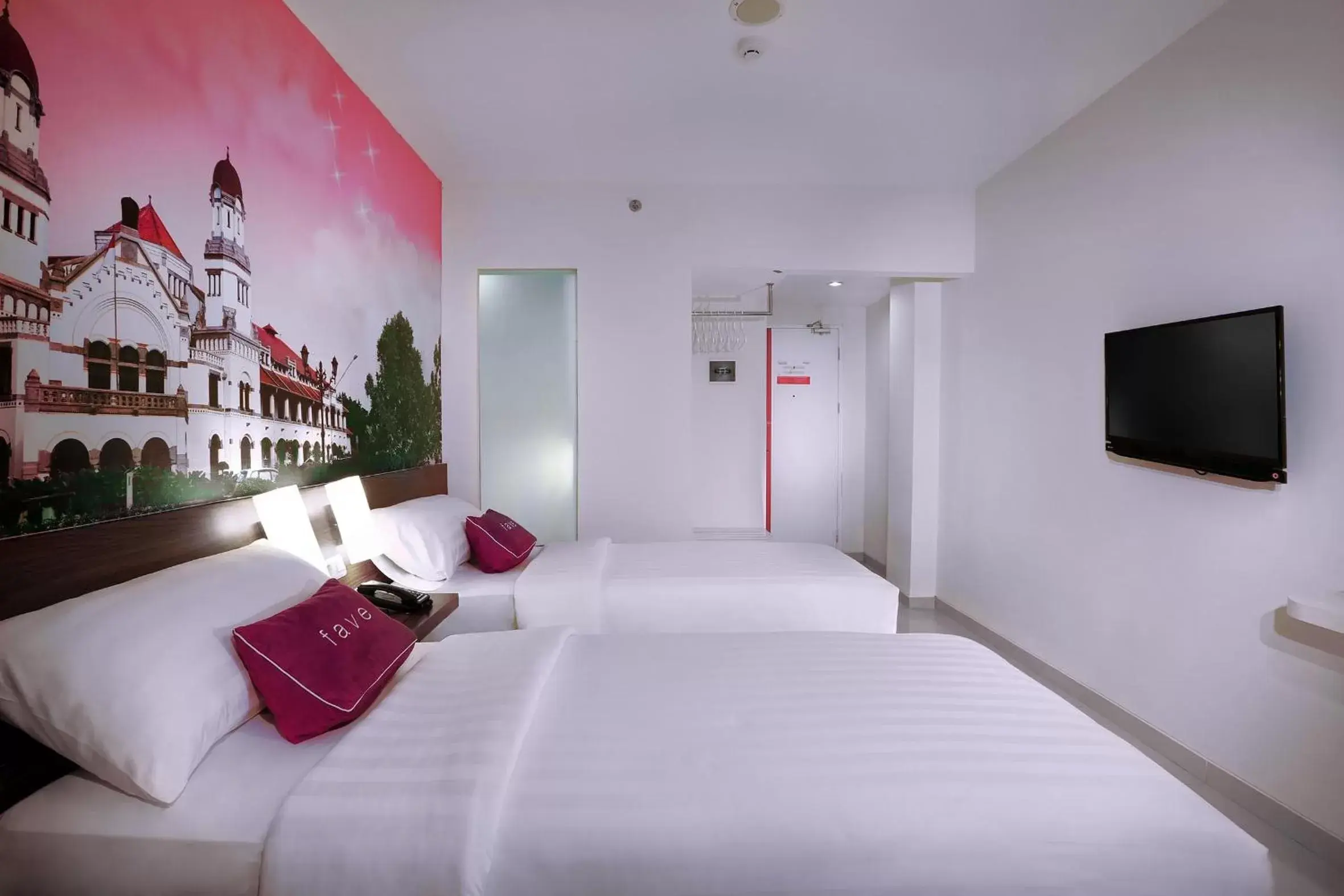 Photo of the whole room, Bed in favehotel Diponegoro