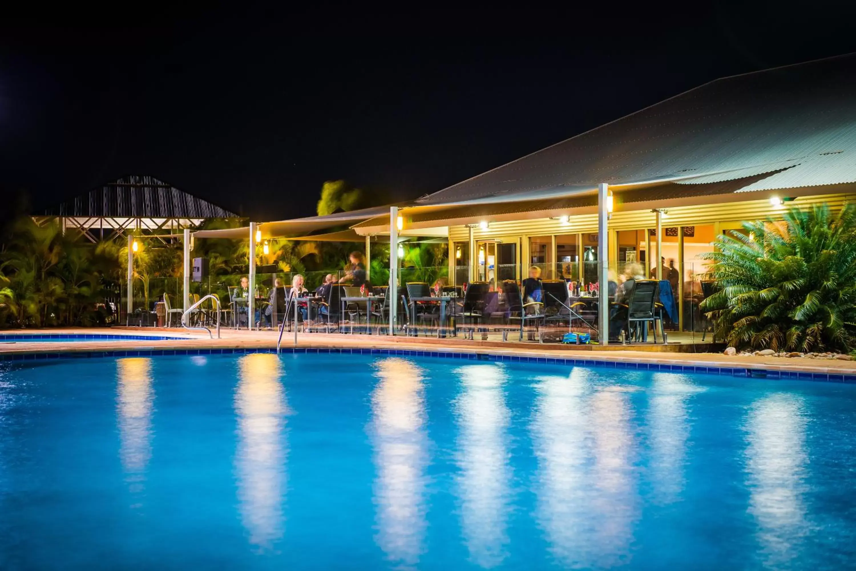 Restaurant/places to eat, Swimming Pool in Exmouth Escape Resort