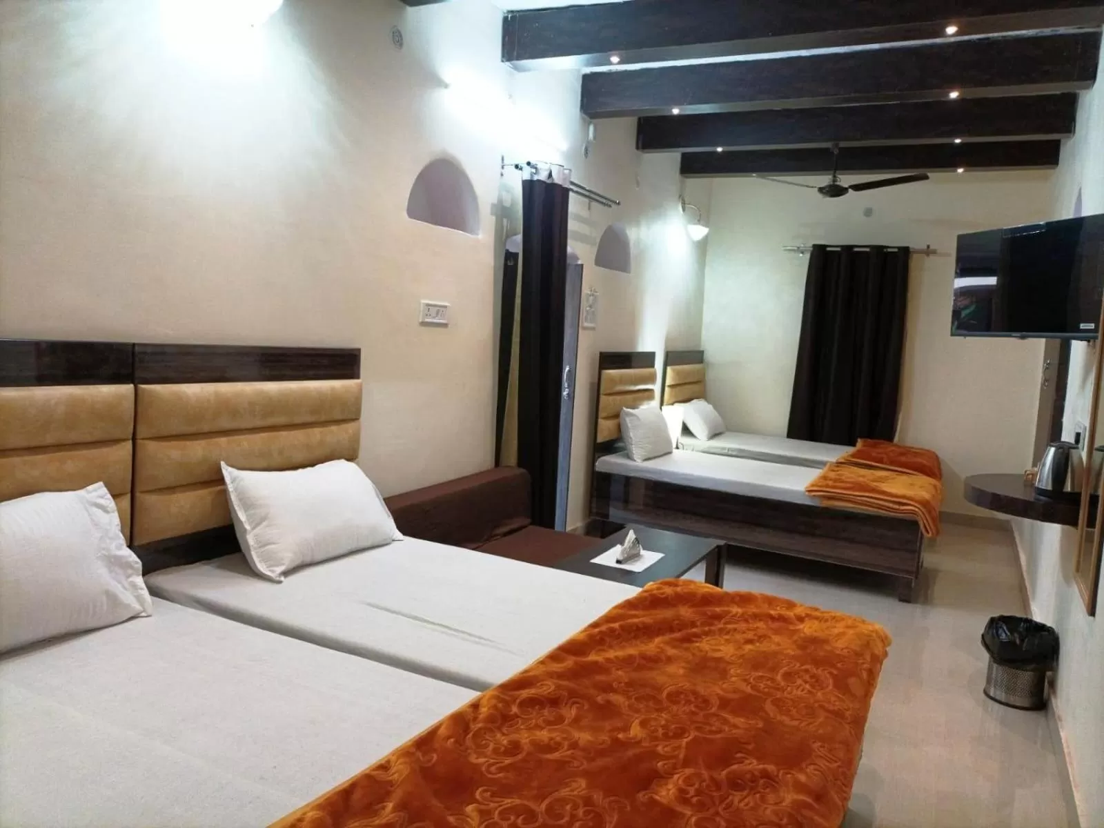 Photo of the whole room, Bed in Foreigners Inn