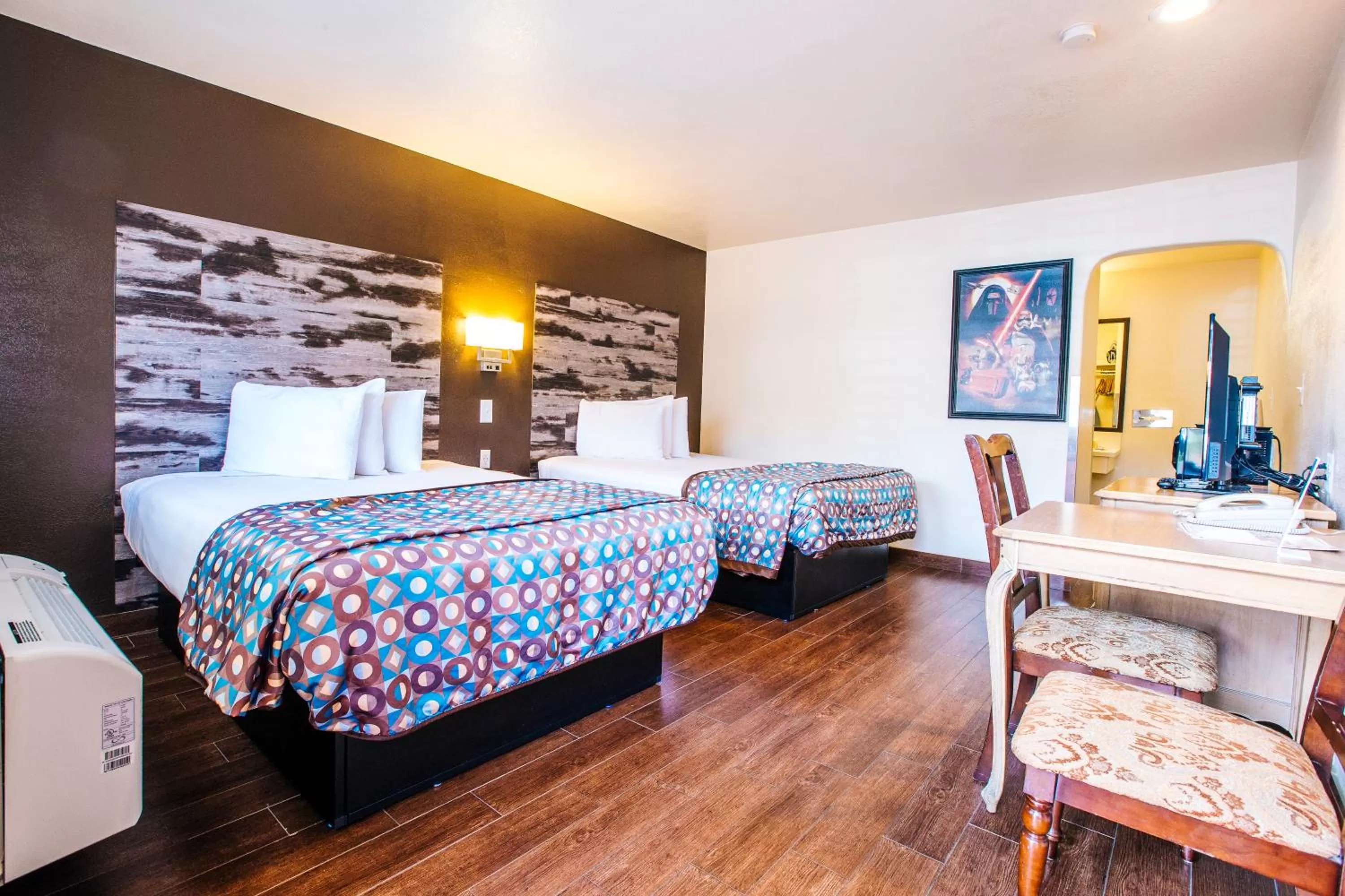 Photo of the whole room, Bed in Anaheim Discovery Inn and Suites