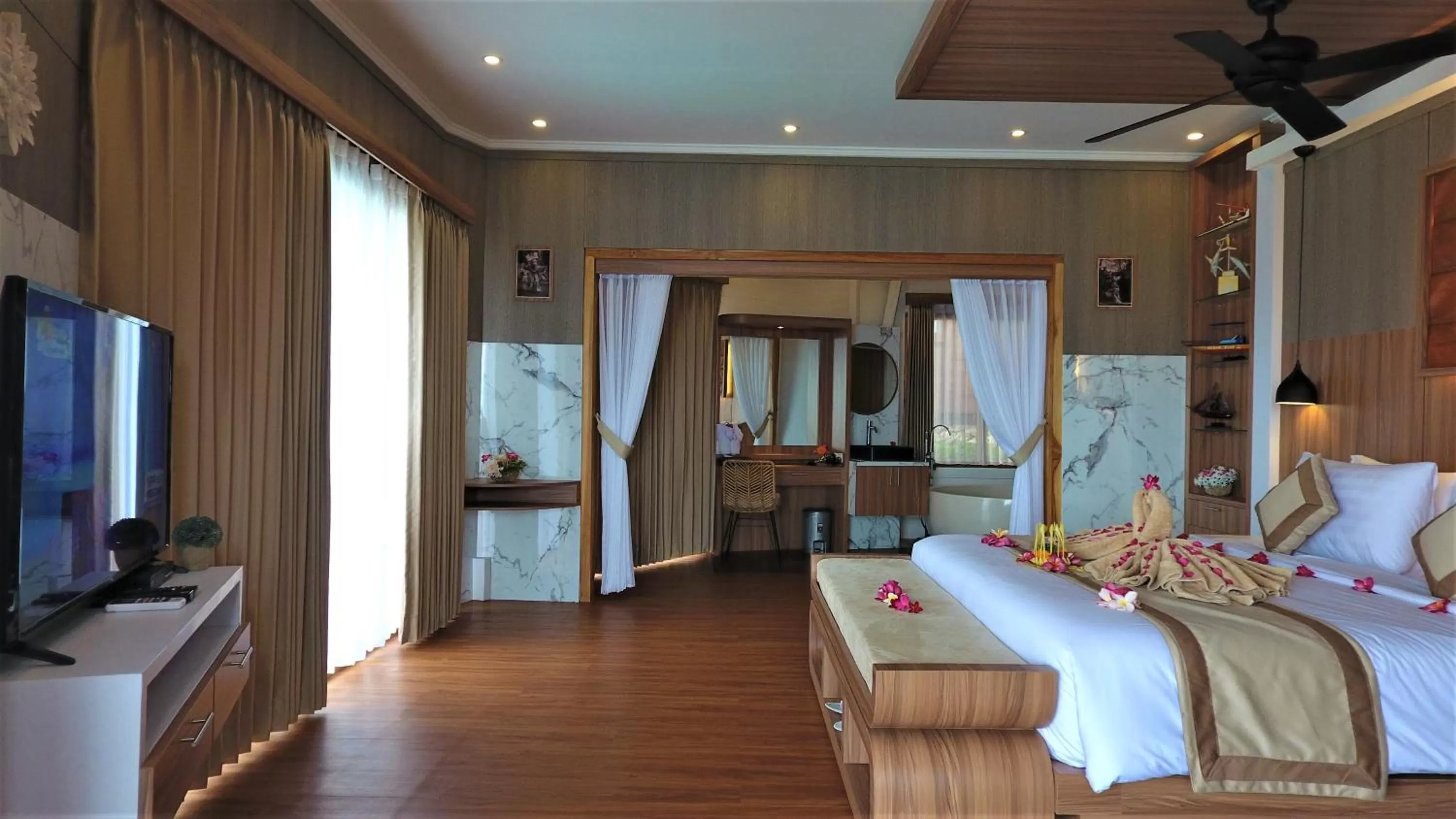 TV and multimedia, Bed in SUITE OCEAN BLUE