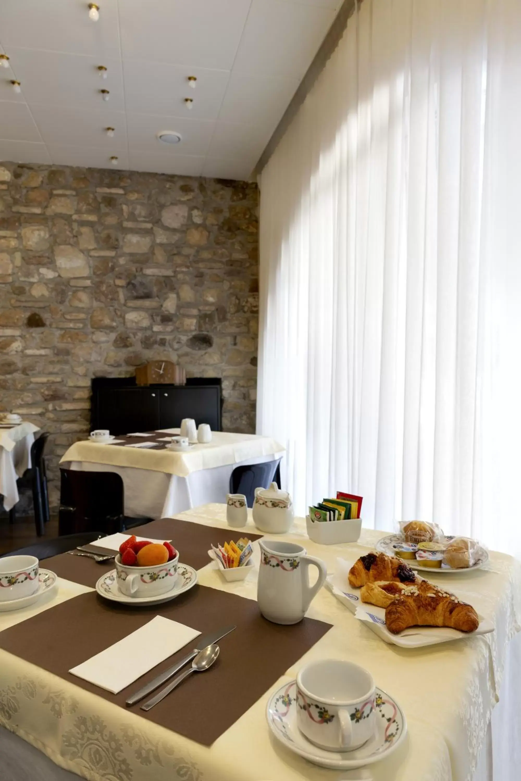 Lounge or bar, Breakfast in Hotel Piroscafo