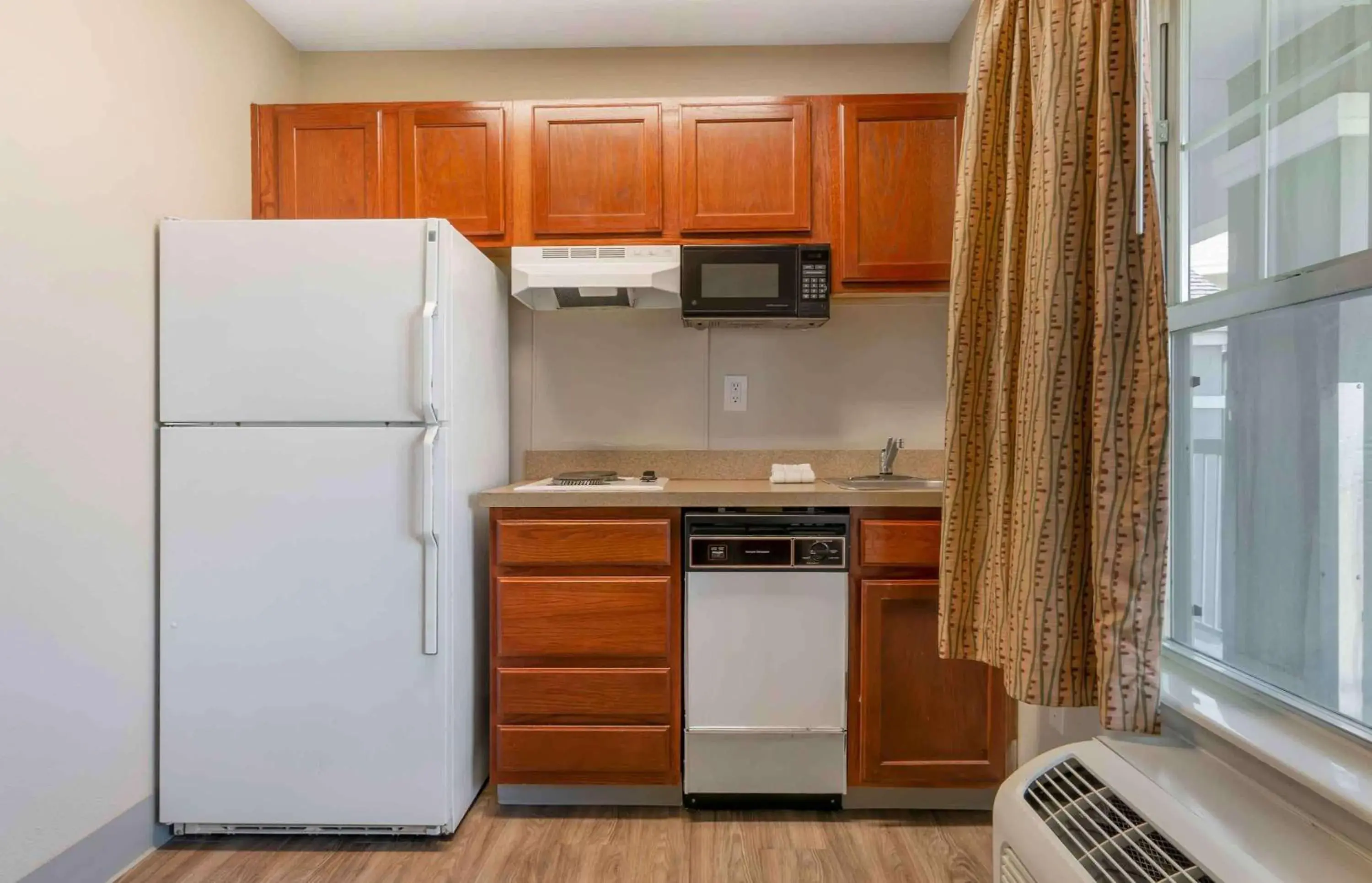 Bedroom, Kitchen/Kitchenette in Extended Stay America Suites - Kansas City - Lenexa - 87th St