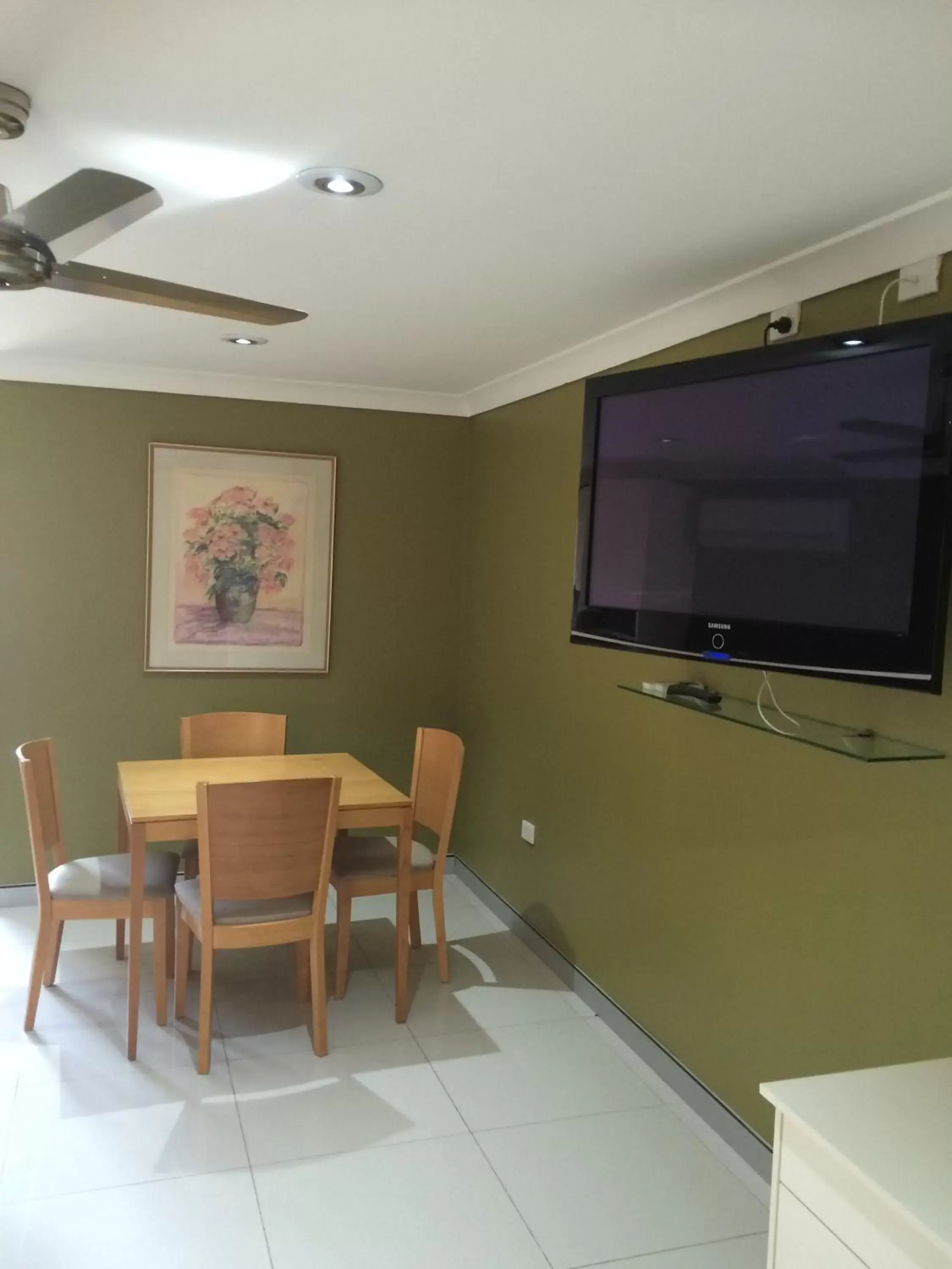 Dining area, TV/Entertainment Center in Tumut Valley Motel