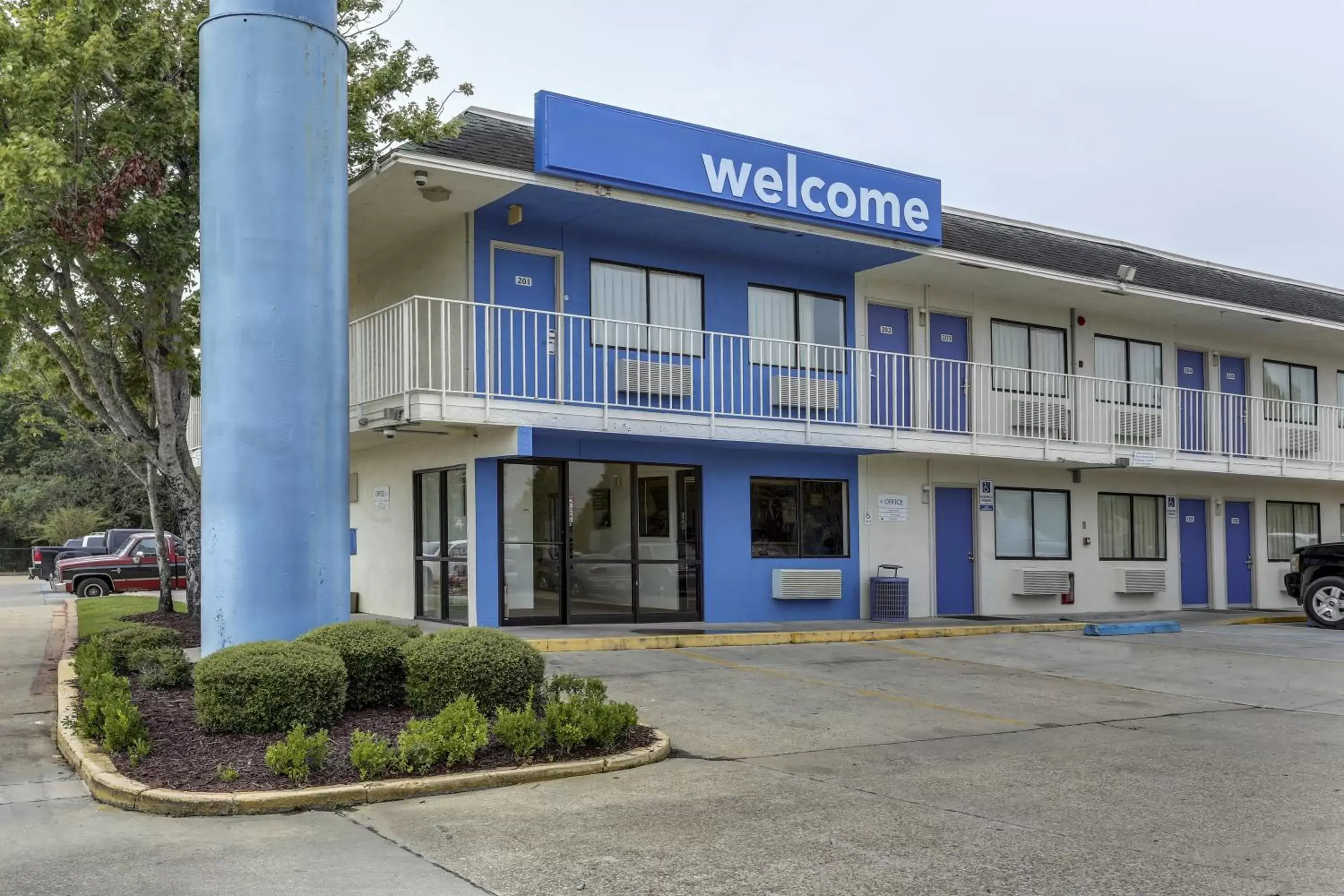 Facade/entrance, Property Building in Motel 6-Port Allen, LA - Baton Rouge