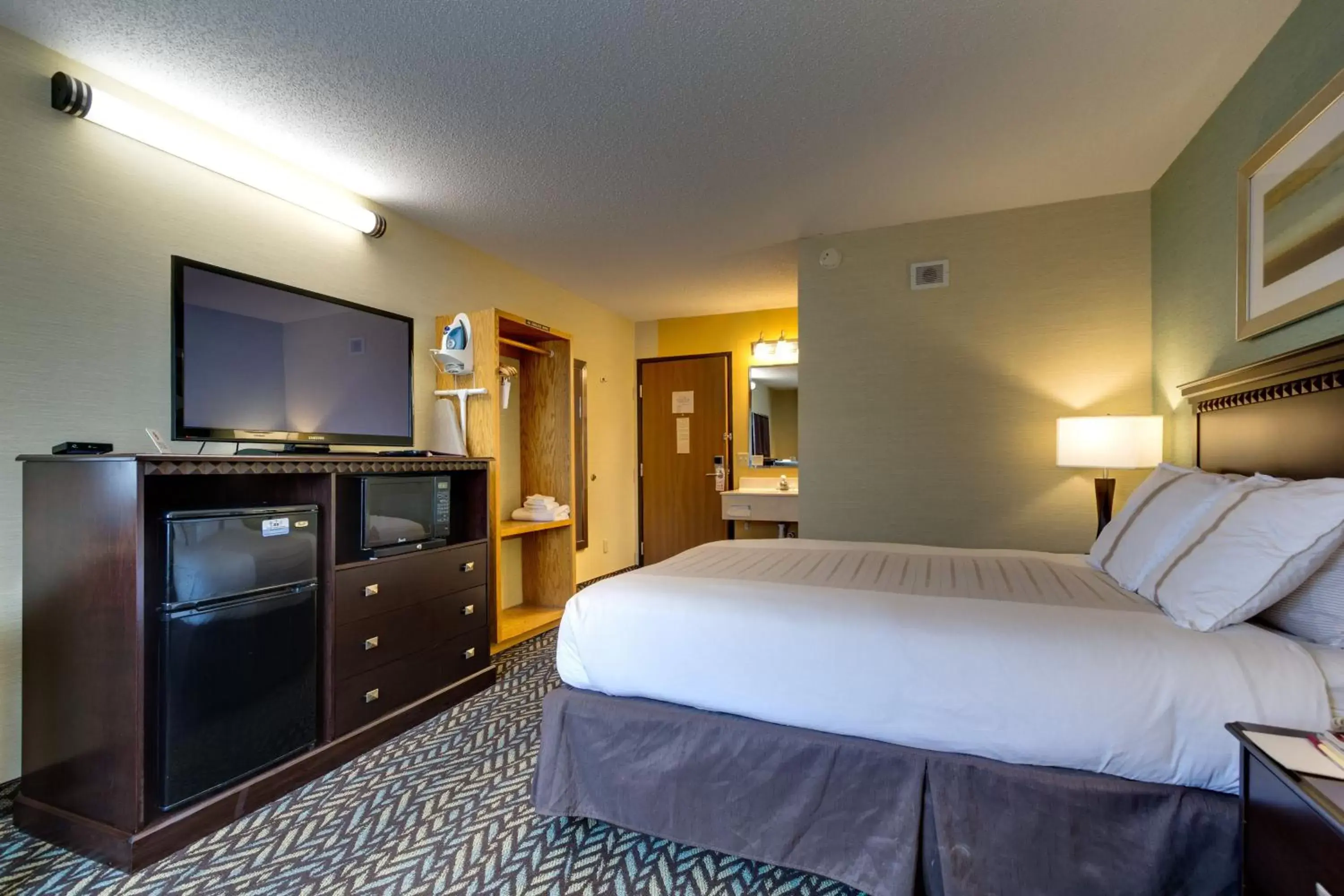 Photo of the whole room, Bed in Fireside Inn and Suites