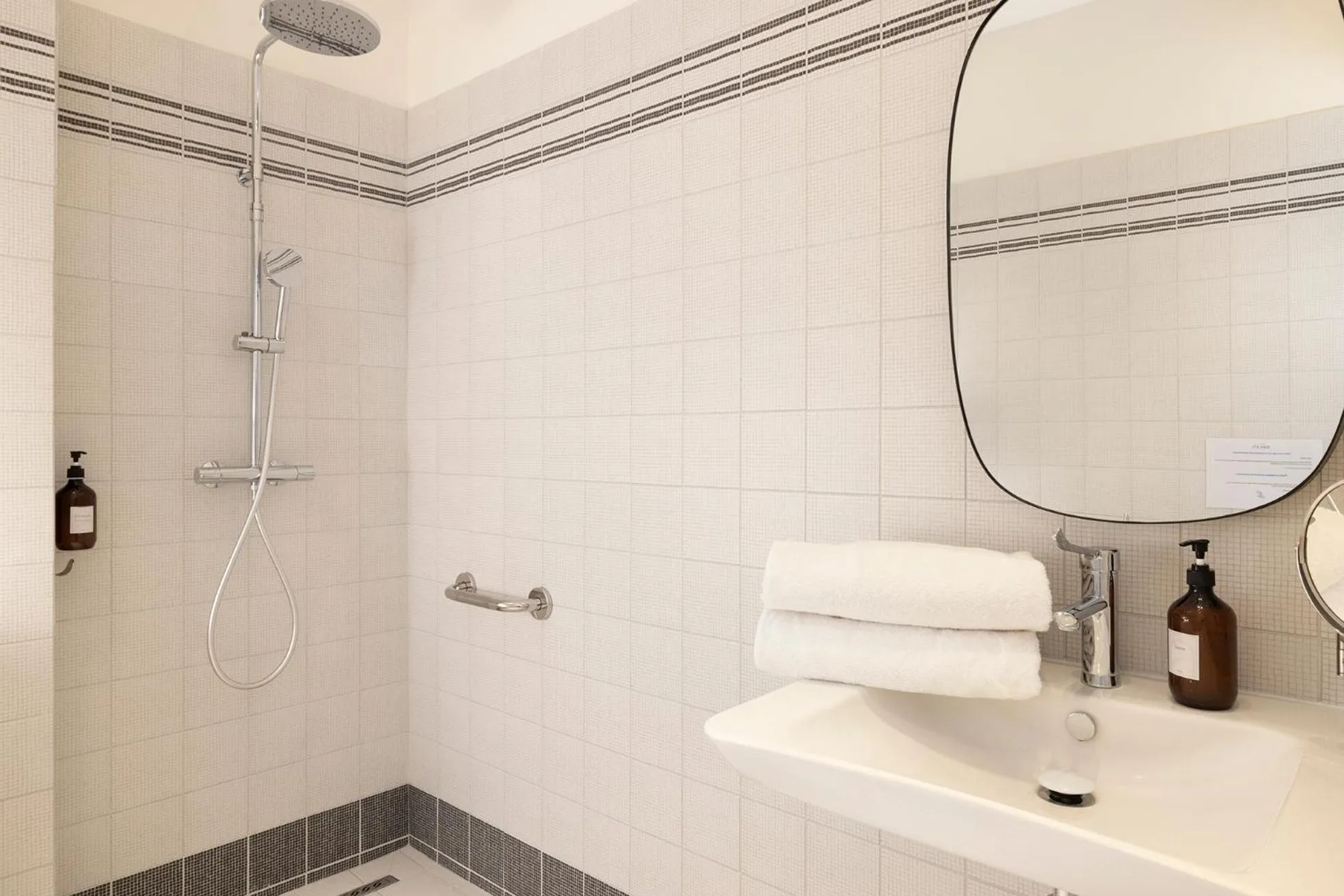 Shower in Hôtel Le Daum