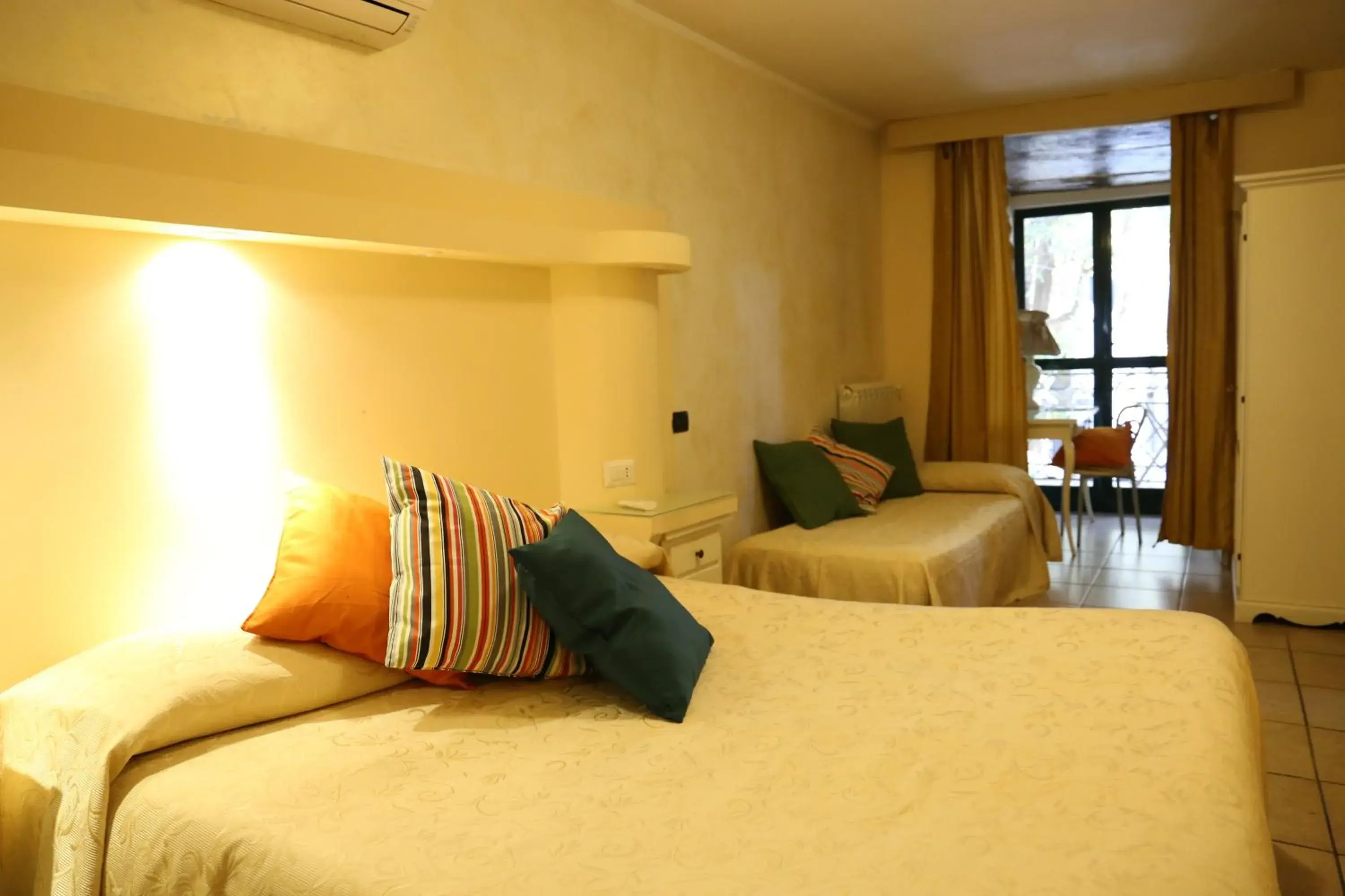 Shower, Bed in Albergo Del Centro Storico