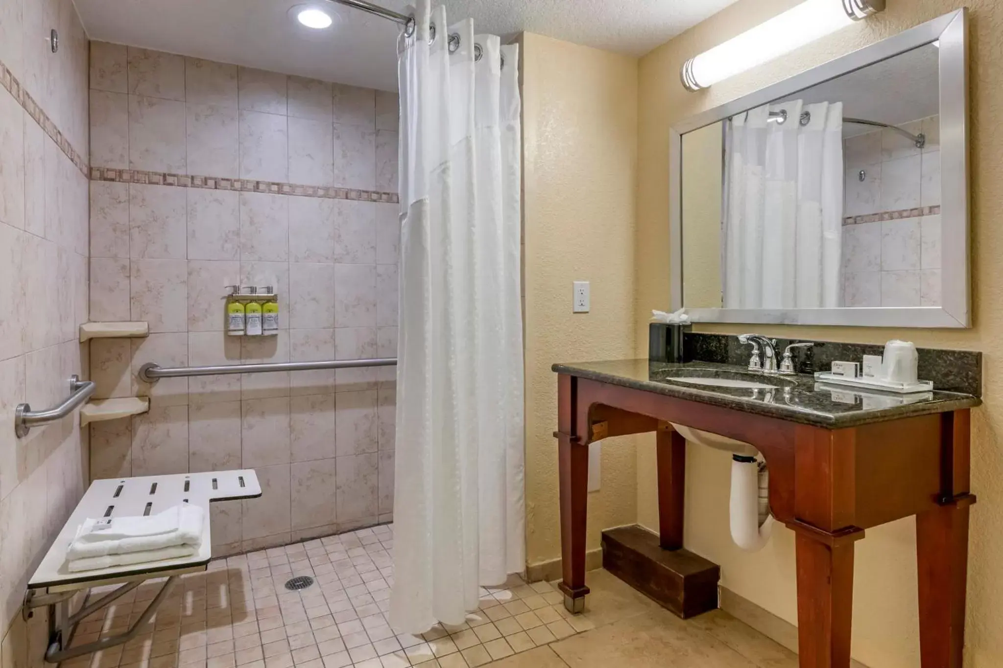 Photo of the whole room, Kitchen/Kitchenette in Holiday Inn Resort Orlando - Lake Buena Vista, an IHG Hotel