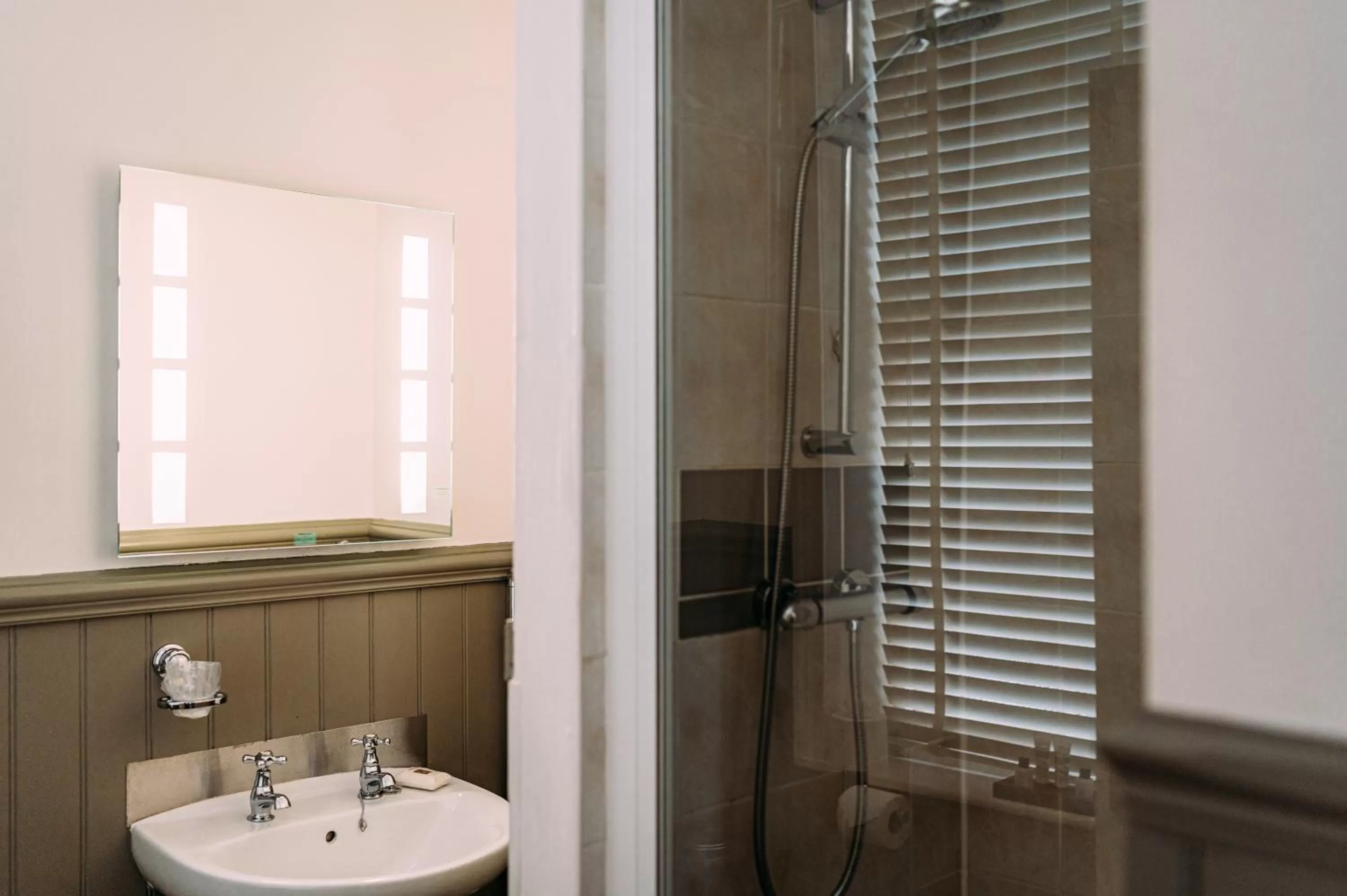 Bathroom in The Queens Hotel