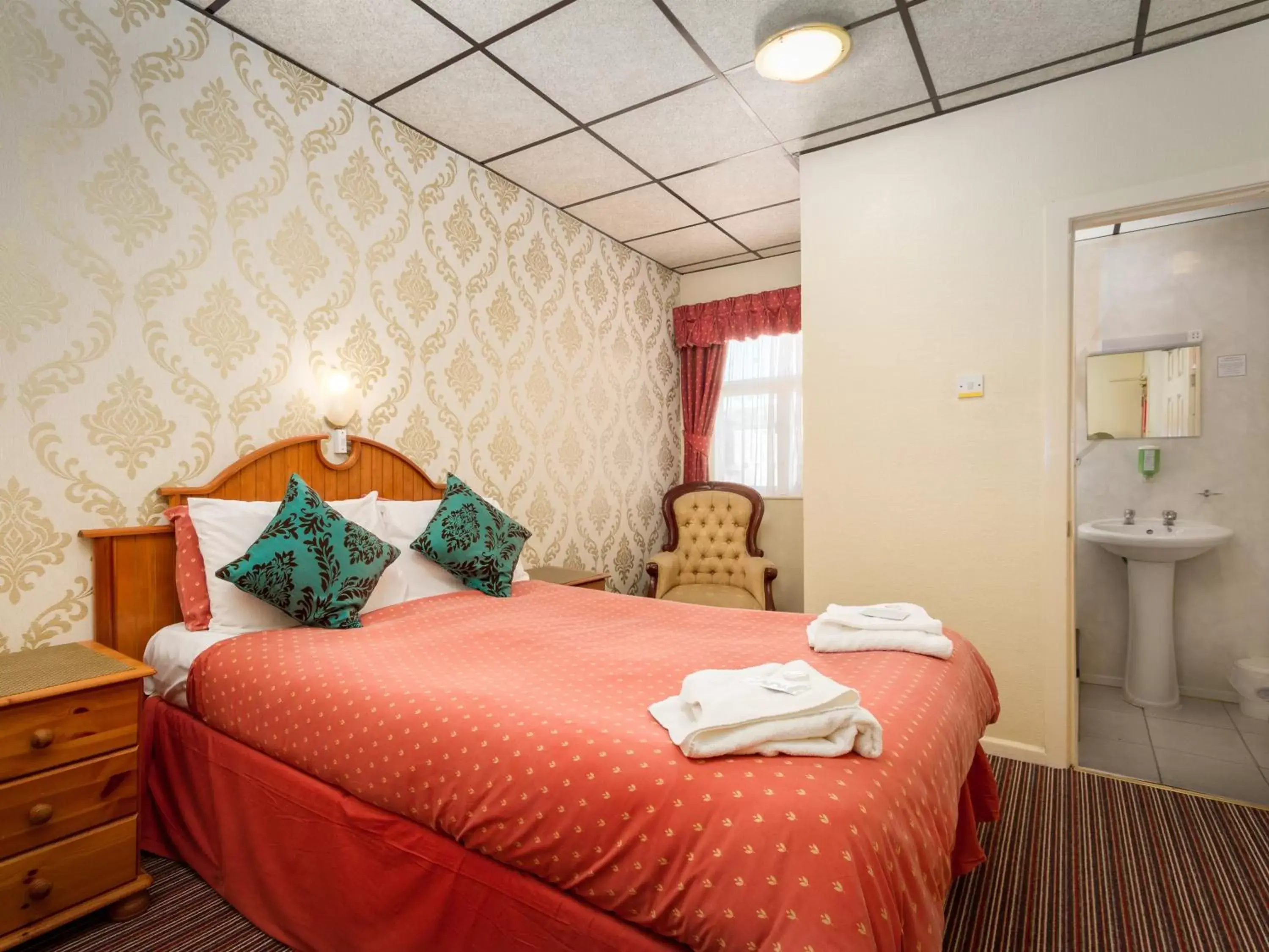 Bedroom, Bed in Oak Lea Hotel