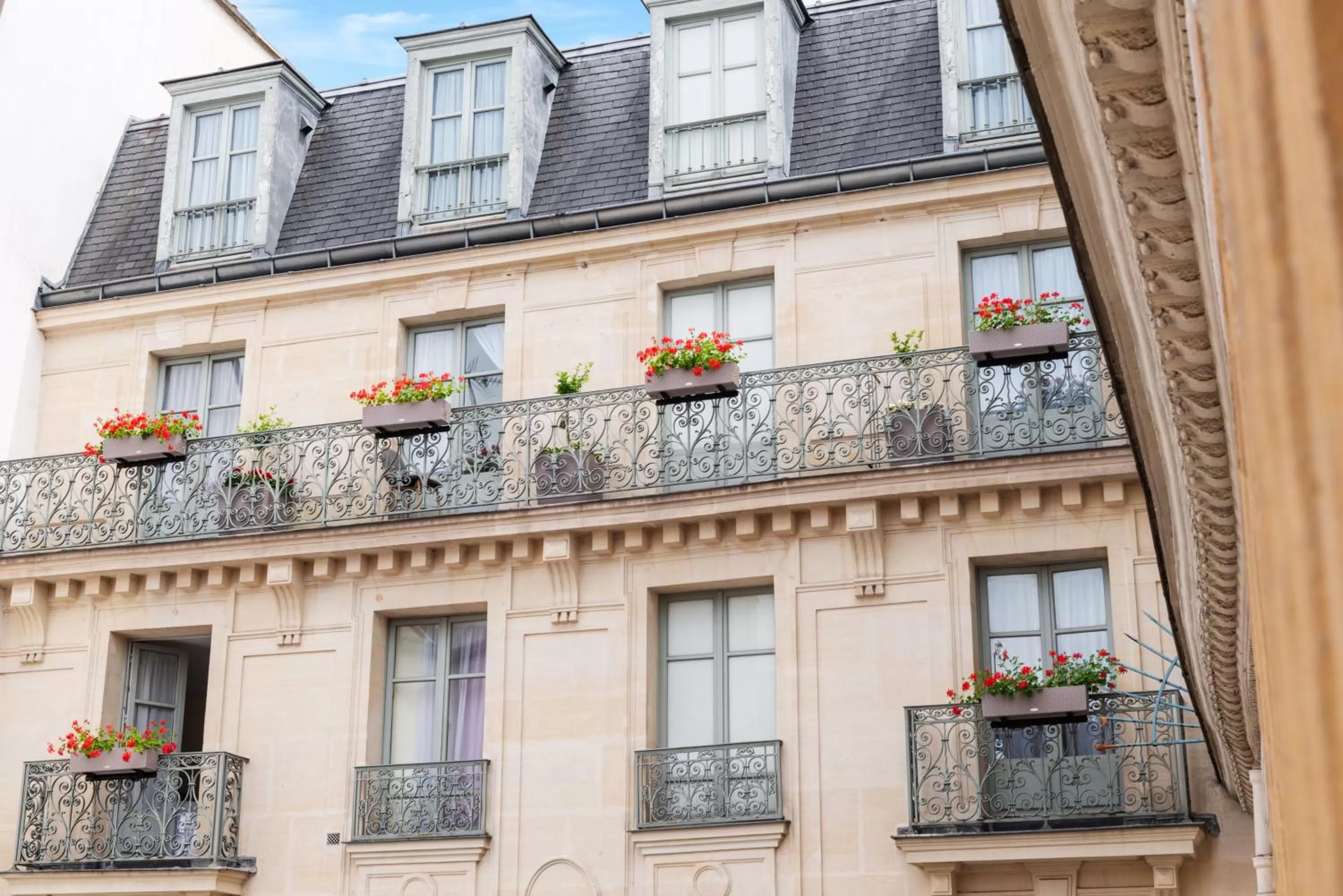 Property building in Hôtel Aston Paris