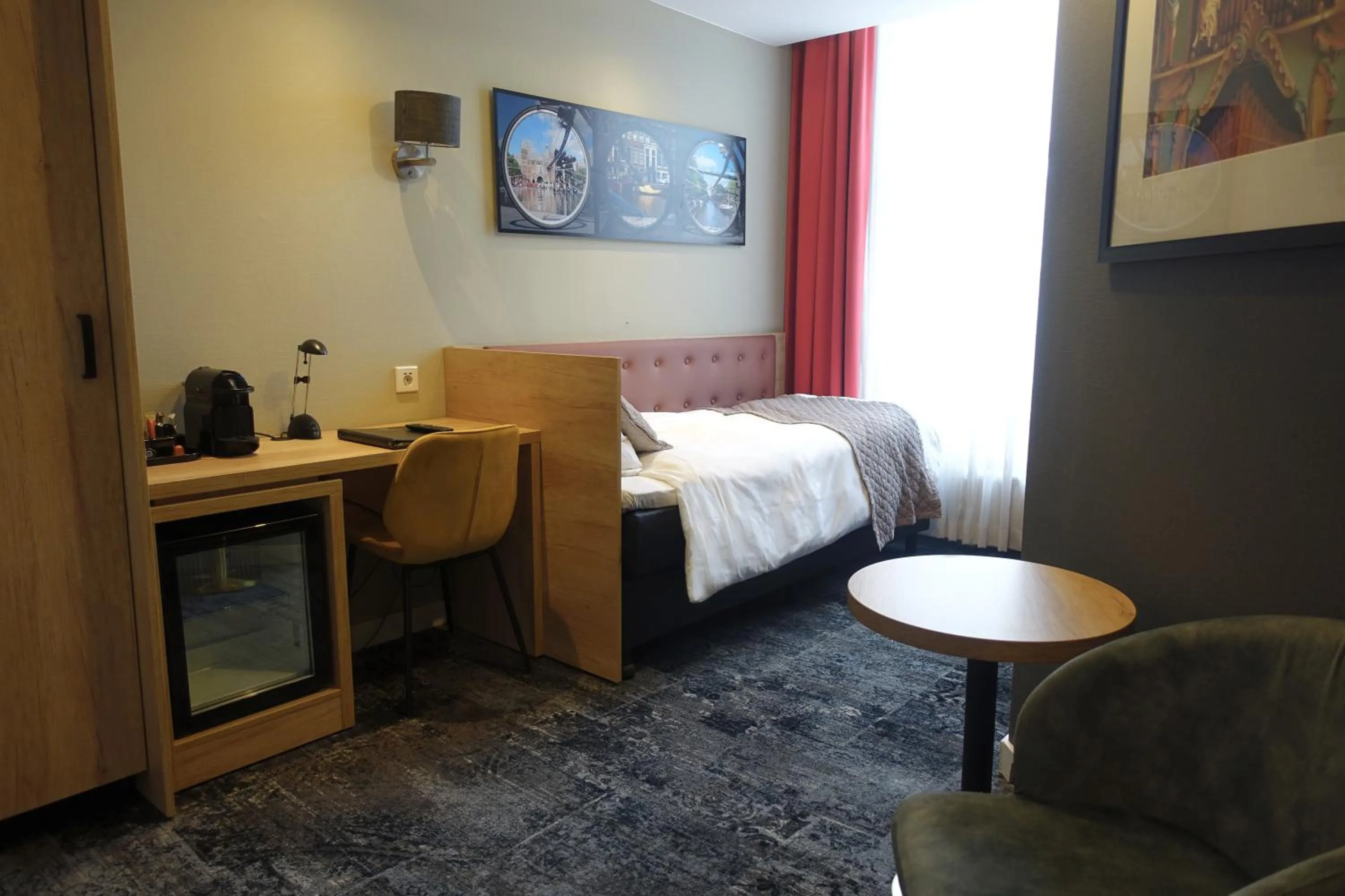 Photo of the whole room, Bed in Prinsengracht Hotel