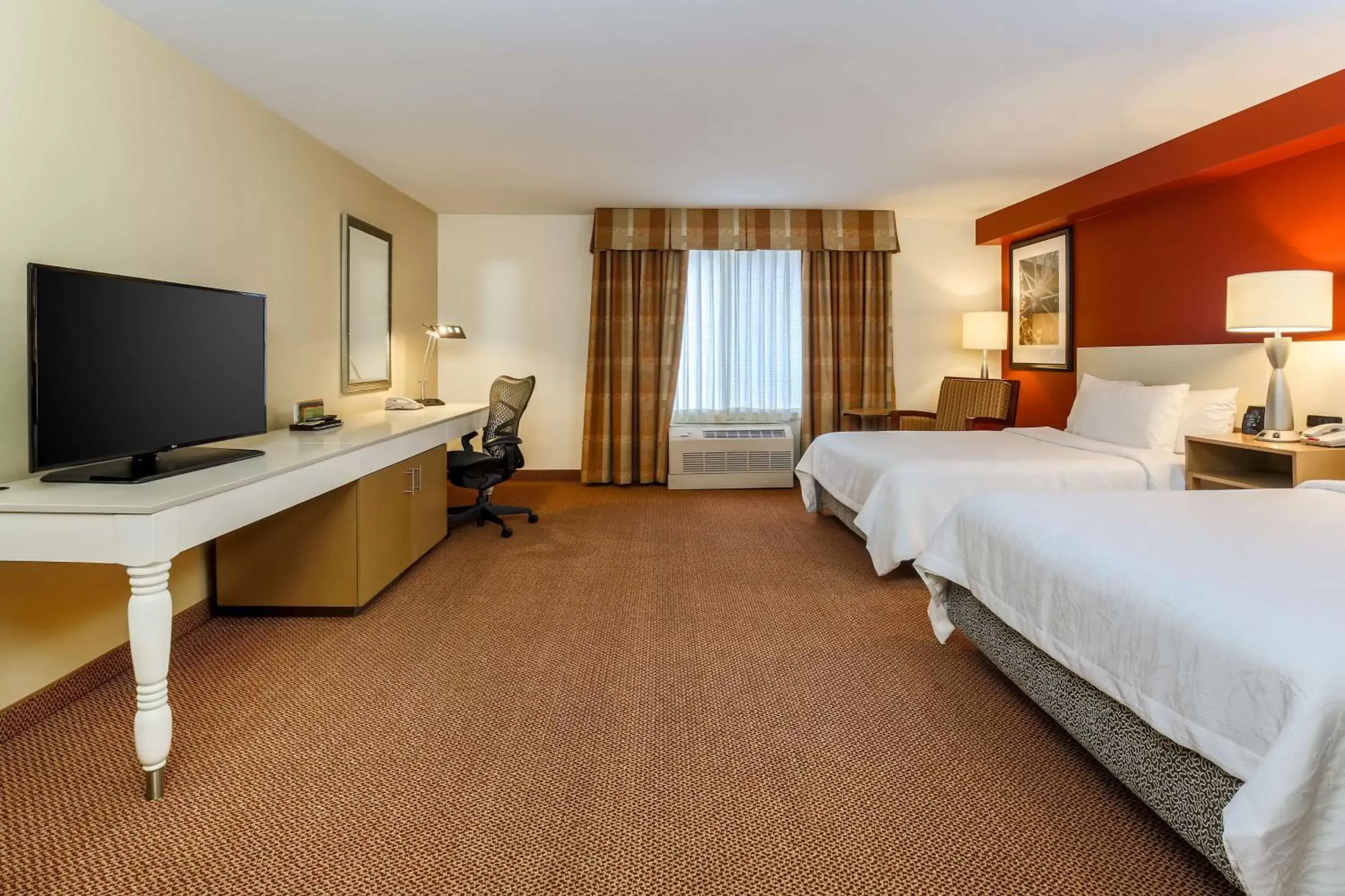 Bed, TV/Entertainment Center in Hilton Garden Inn Anchorage