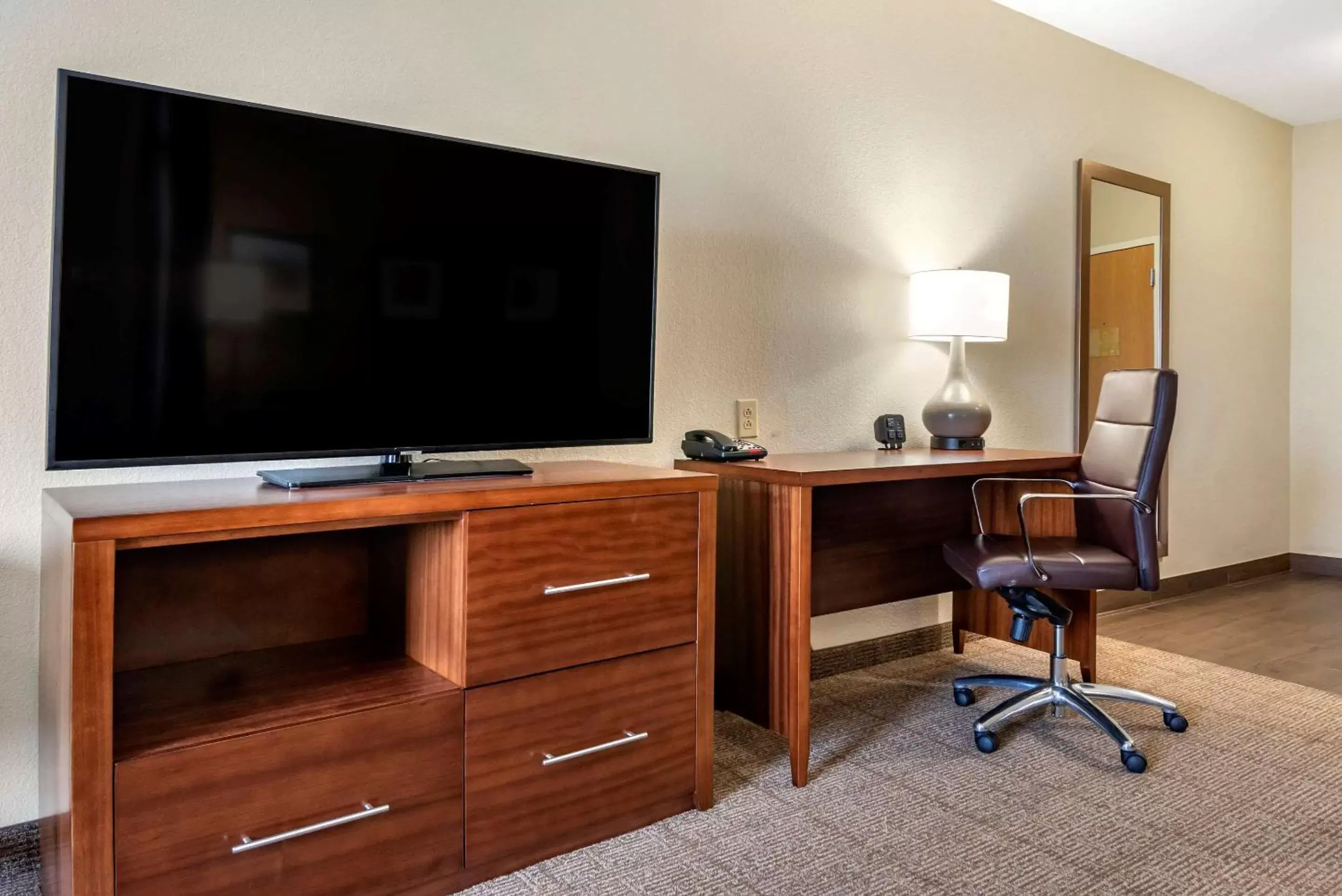 Photo of the whole room, TV/Entertainment Center in Comfort Suites Airport Flowood