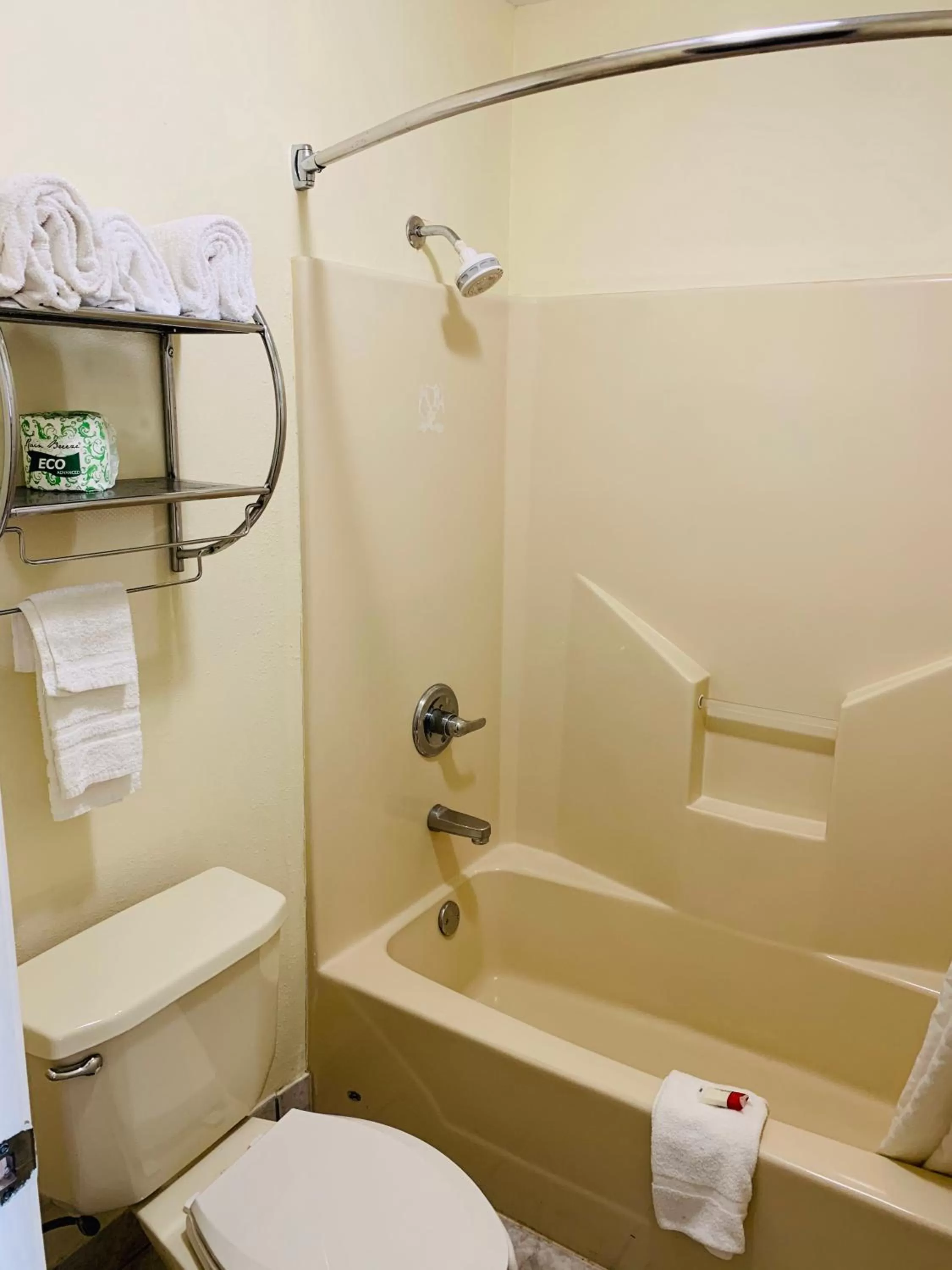 Bathroom in Days Inn by Wyndham Trumann AR