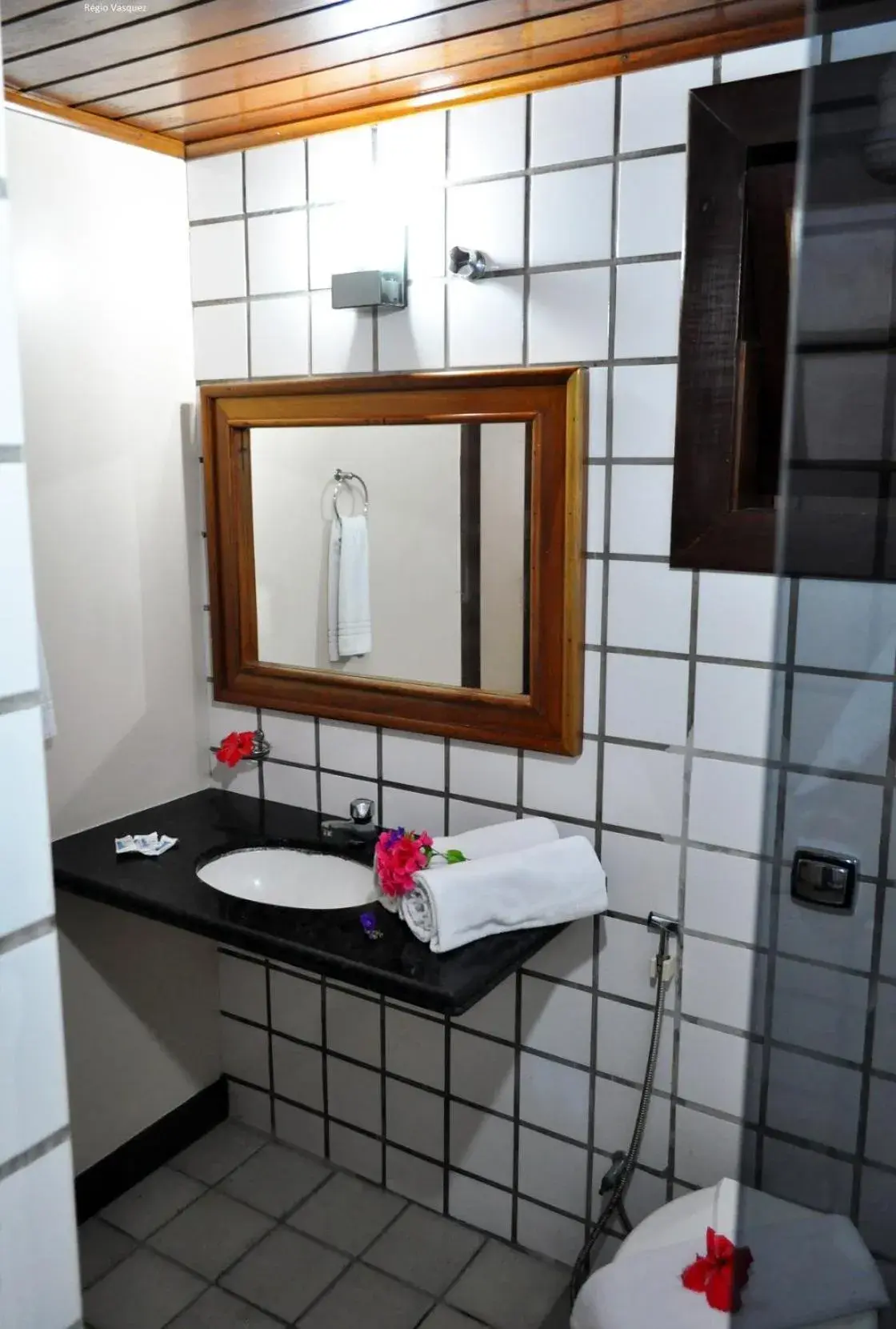 Bathroom in Oceano Porto Hotel