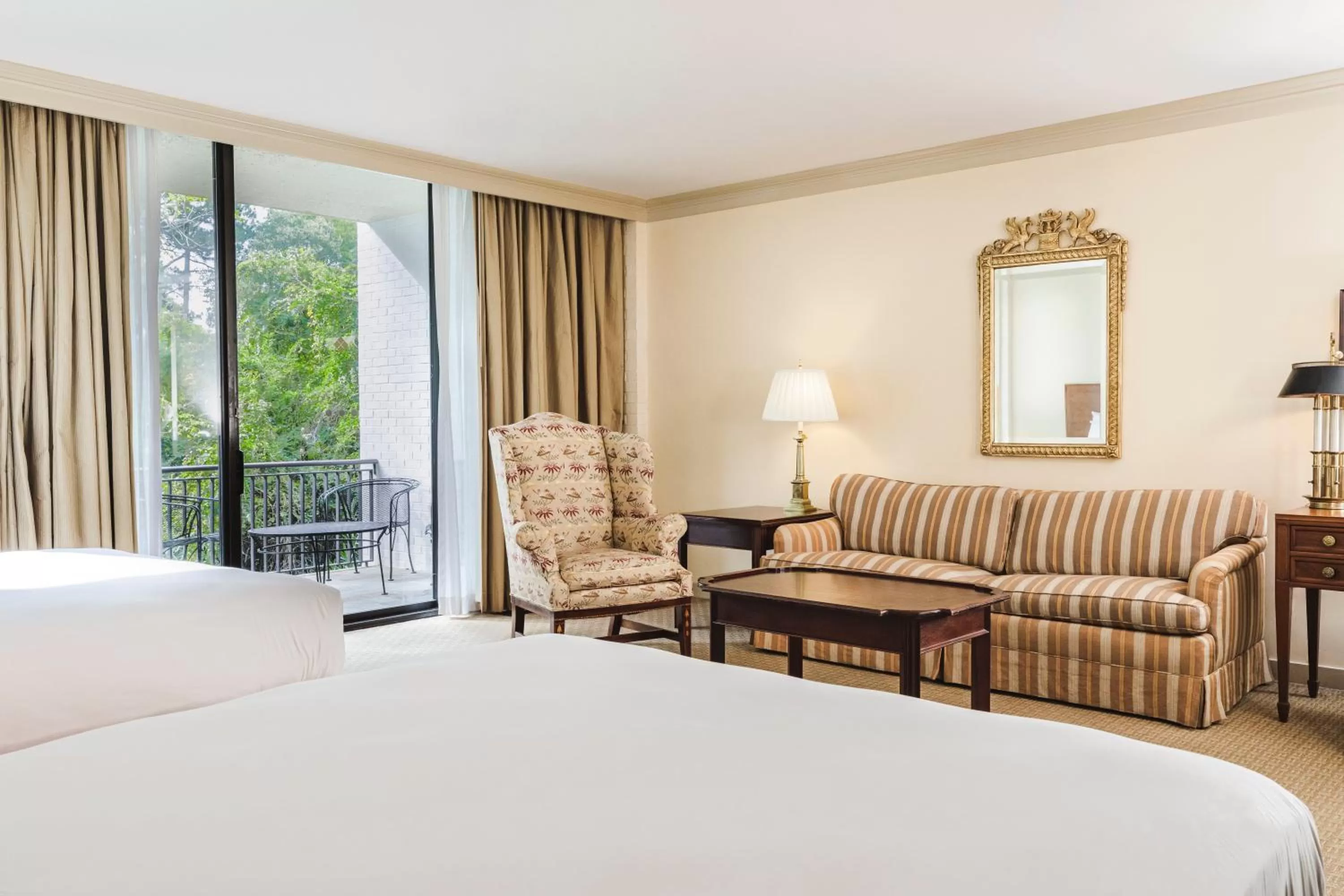 Seating area, Bed in Griffin Hotel, an official Colonial Williamsburg Hotel