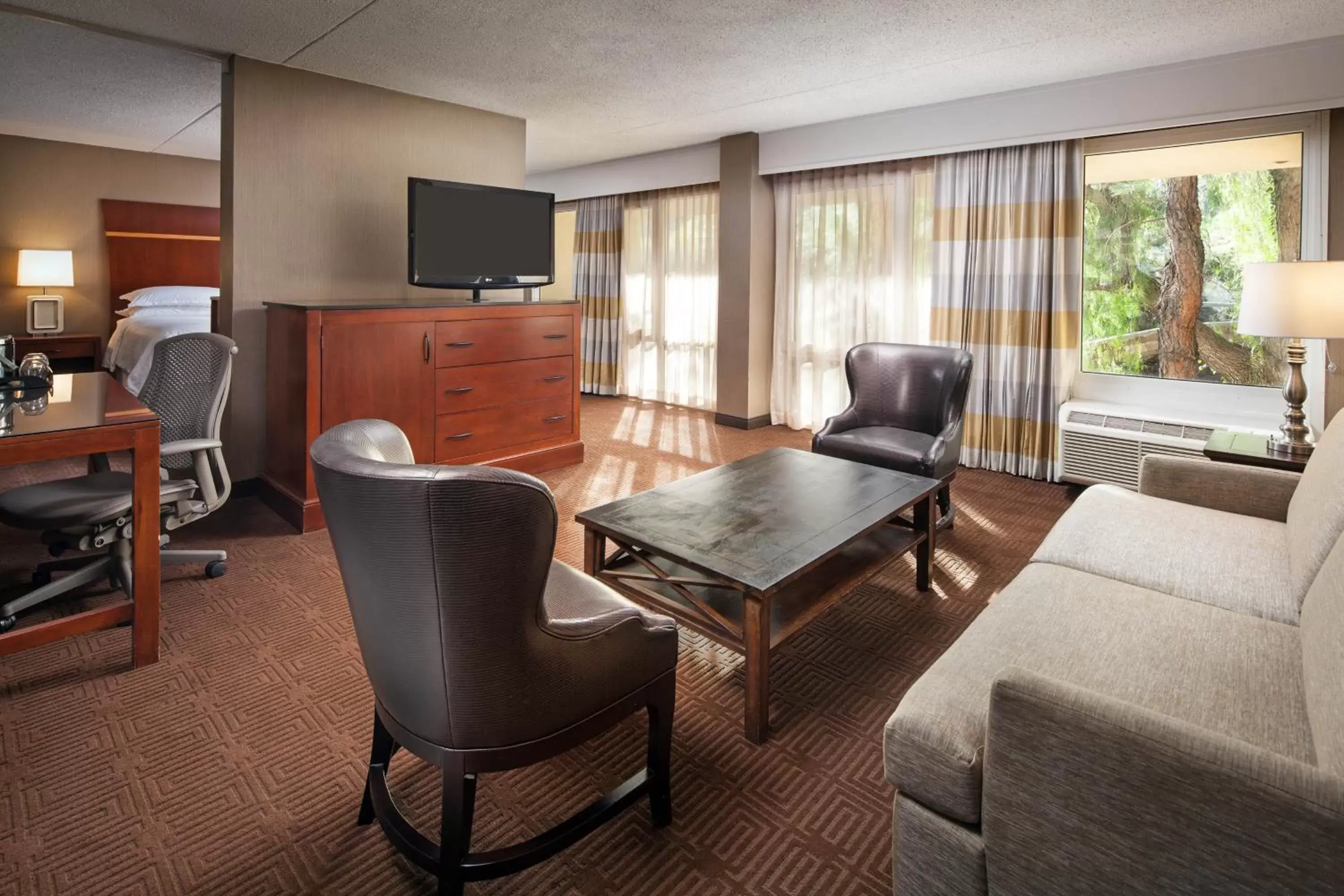 Bedroom, Seating Area in Sheraton Agoura Hills Hotel
