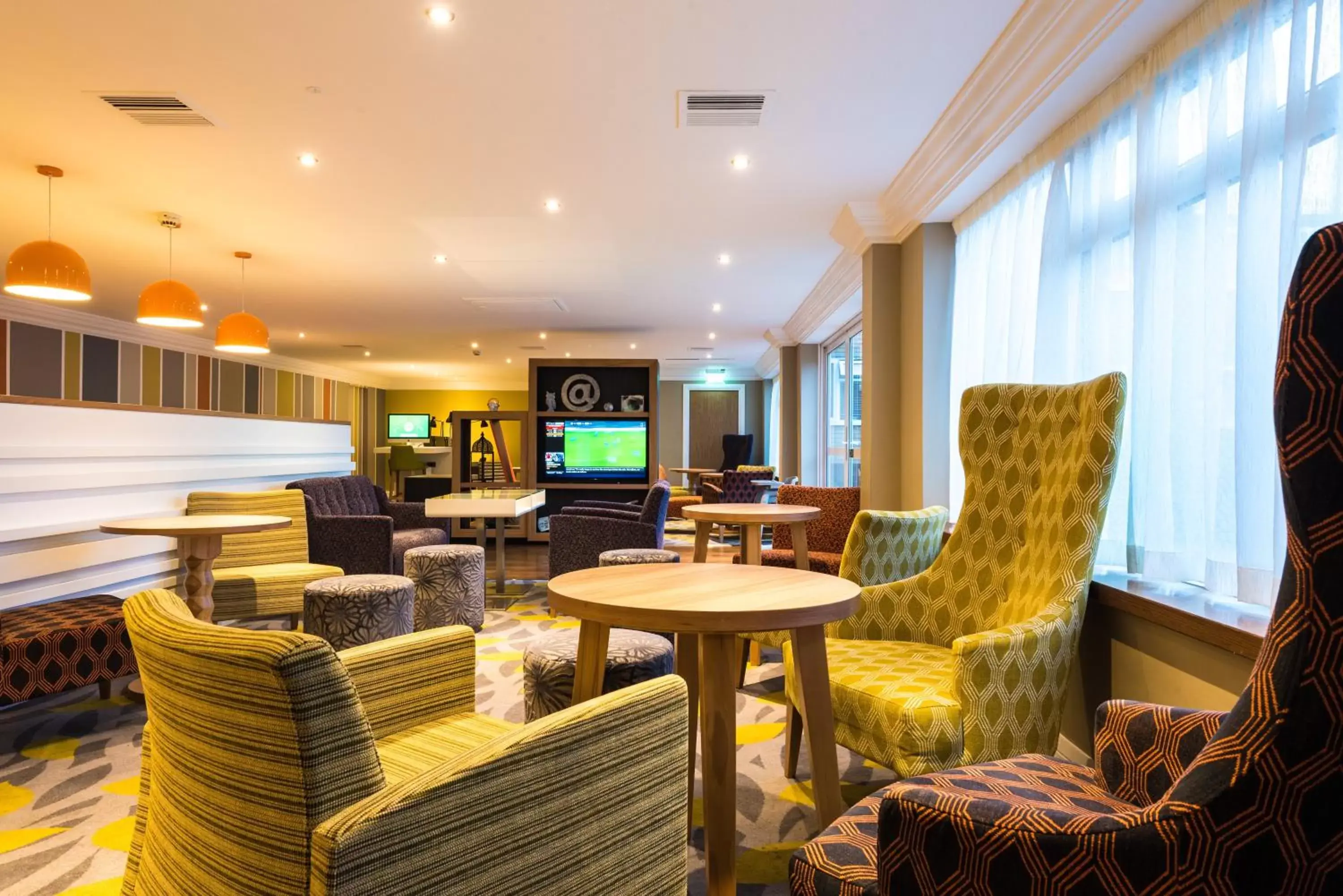 Lounge or bar, Seating Area in Holiday Inn Chester South, an IHG Hotel