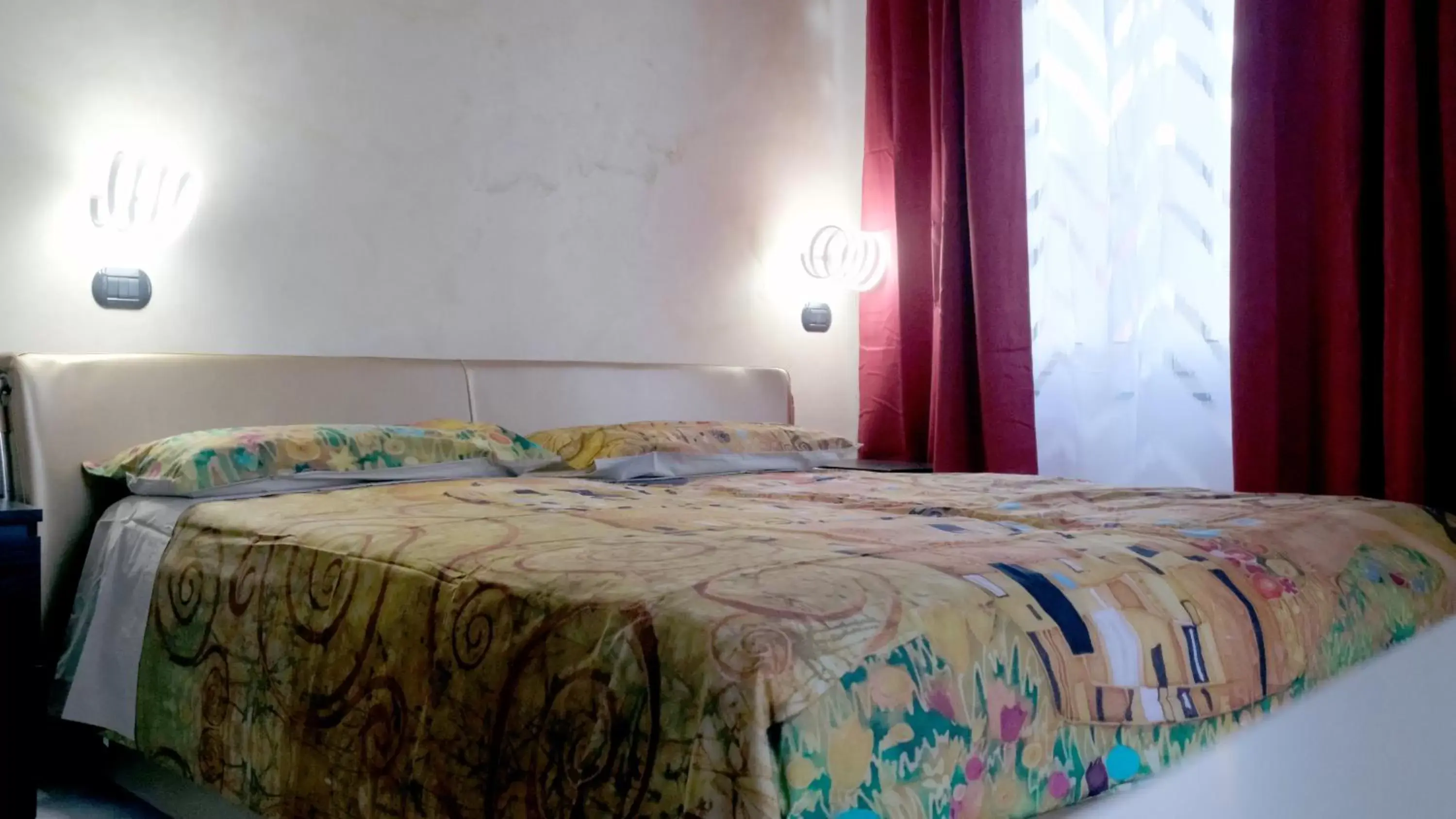 Bedroom, Bed in National Gallery Taormina B&B
