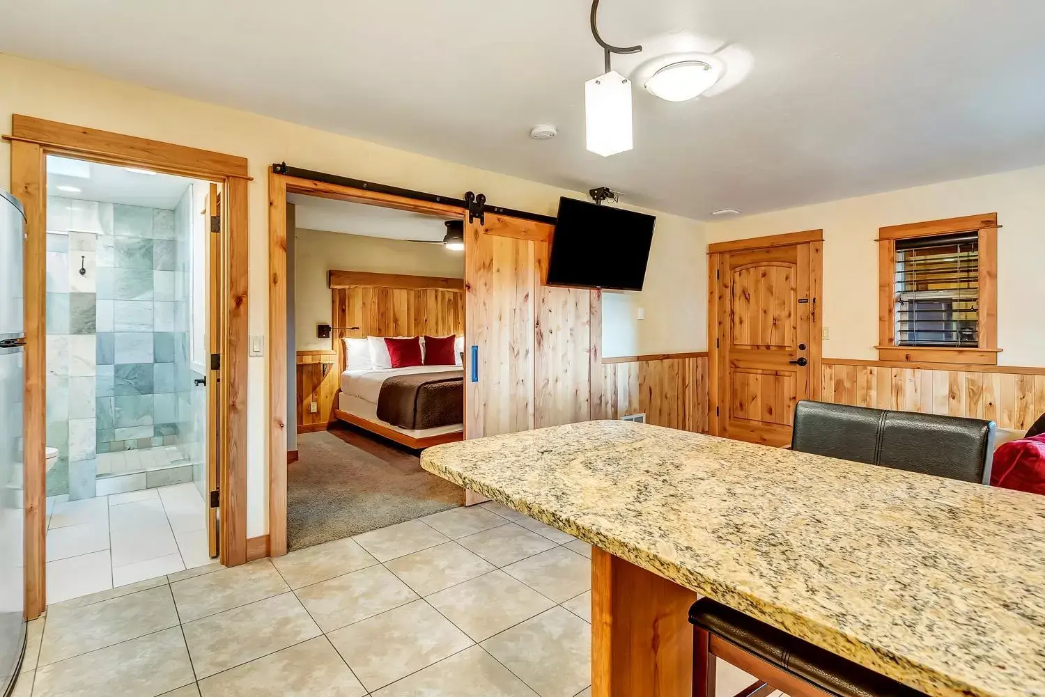 TV and multimedia, Dining Area in Wall Street Suites