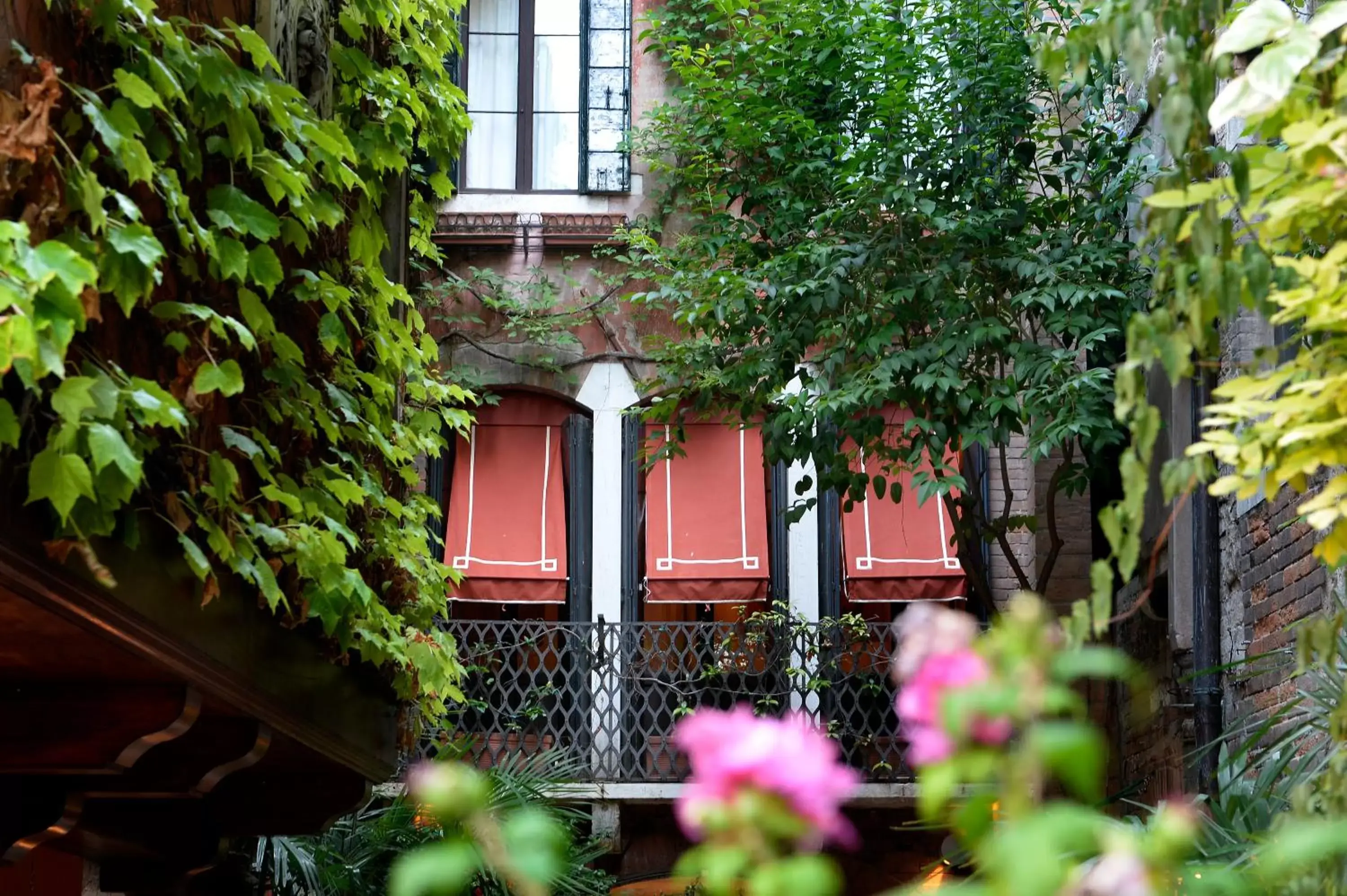 Facade/entrance, Property Building in Hotel Flora