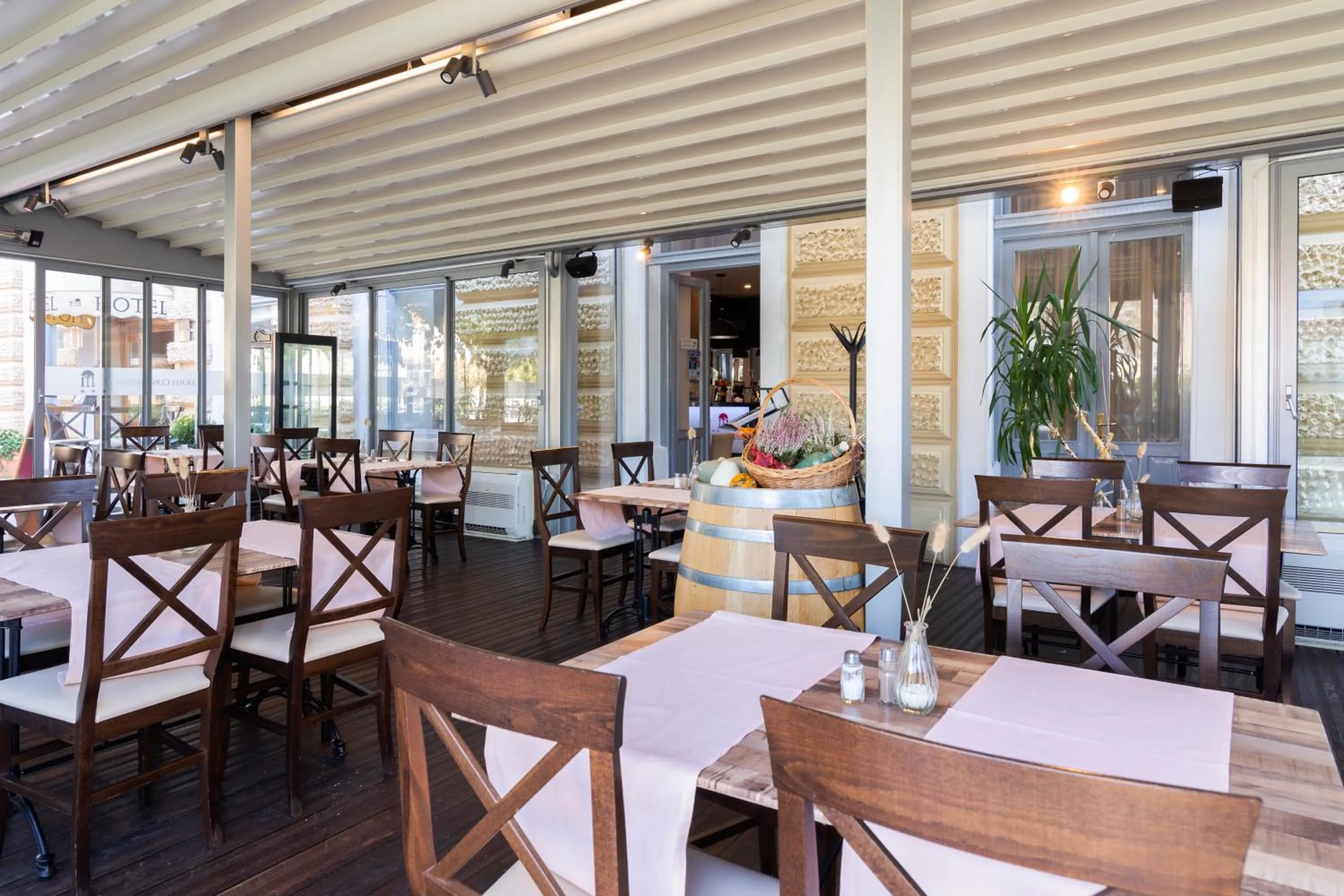 Restaurant/places to eat in Hotel Continental