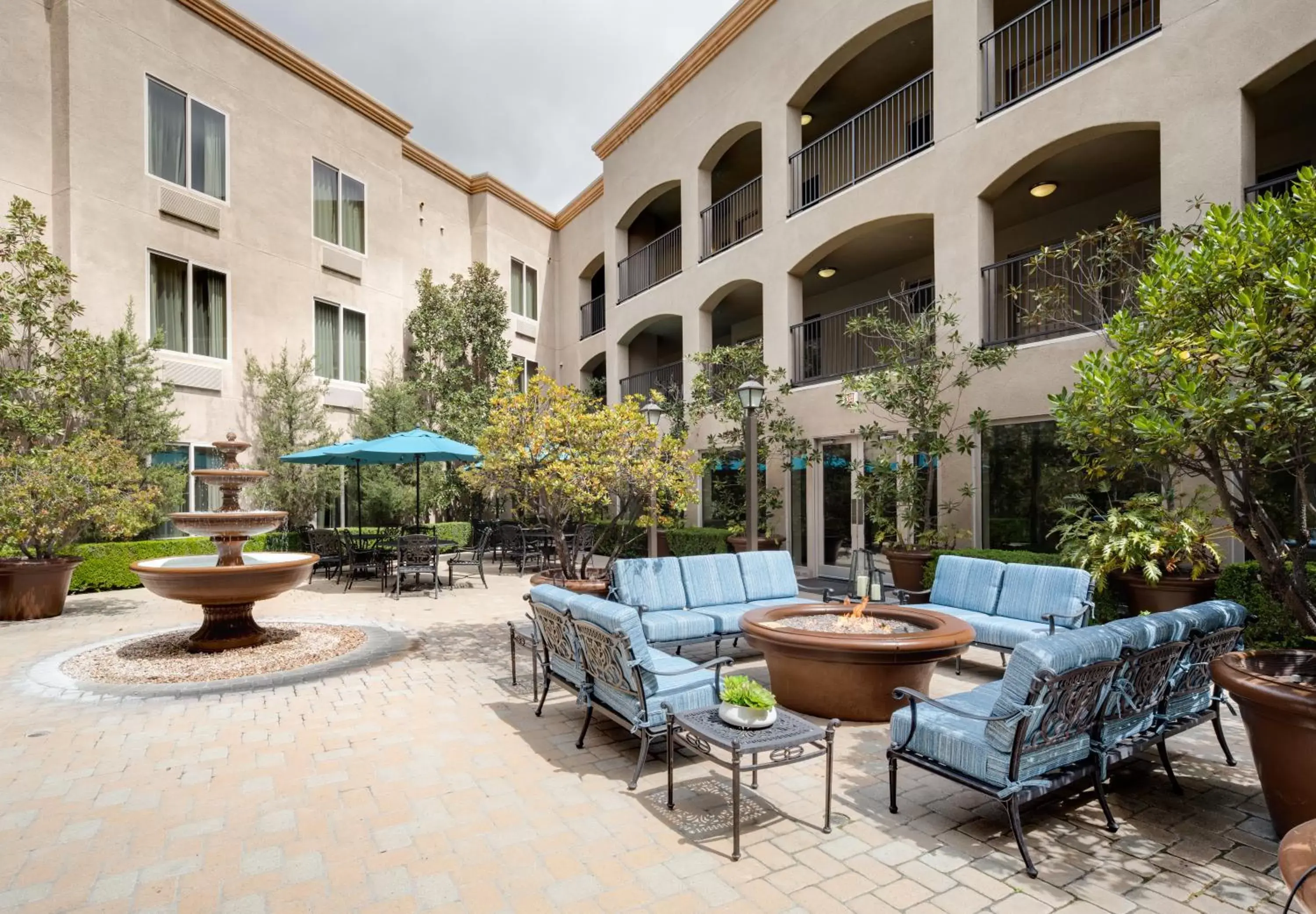 Inner courtyard view in Ayres Hotel & Spa Mission Viejo - Lake Forest Inner courtyard view in Ayres Hotel & Spa Mission Viejo - Lake Forest