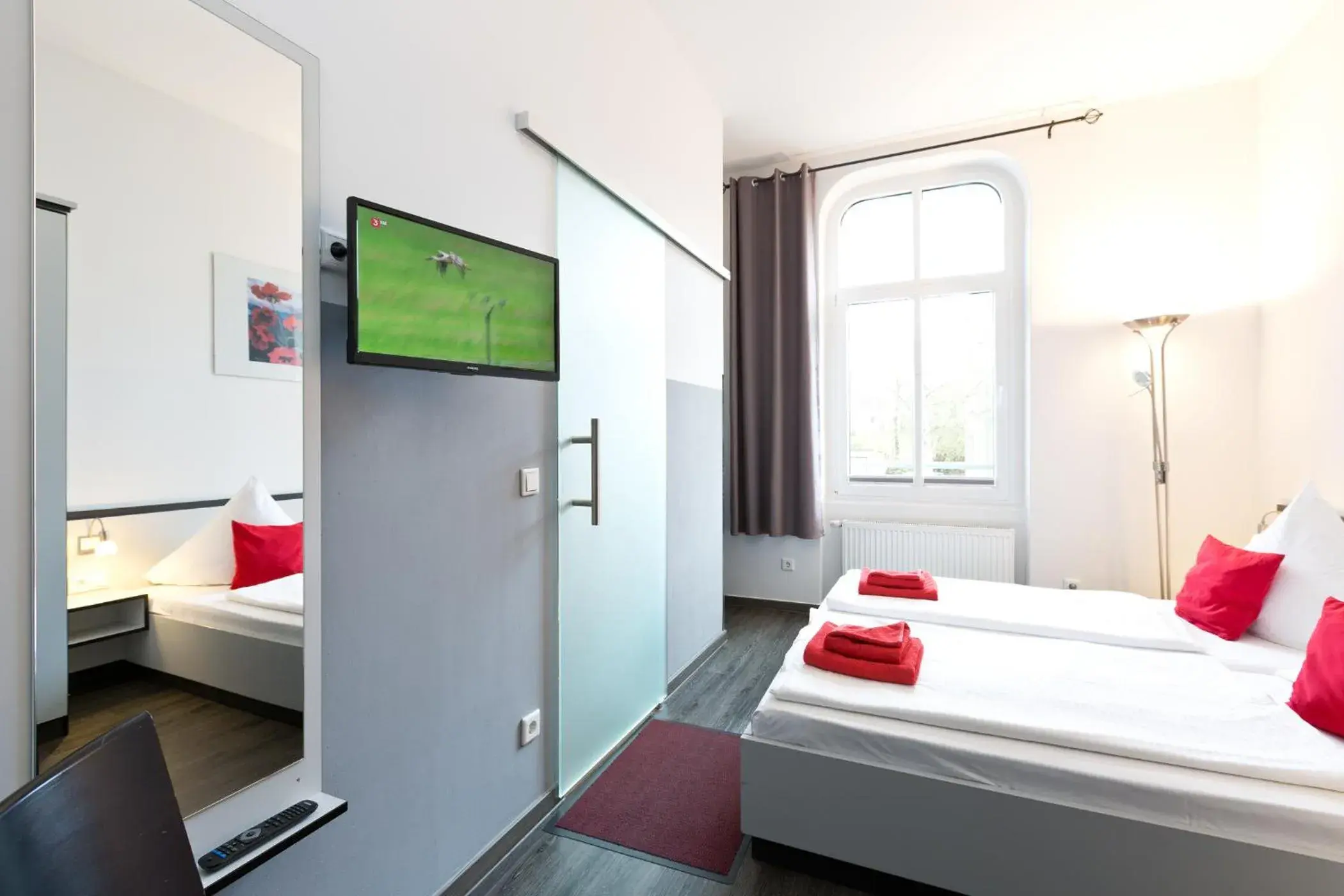 Photo of the whole room, Bed in Hotel zwischen den Seen