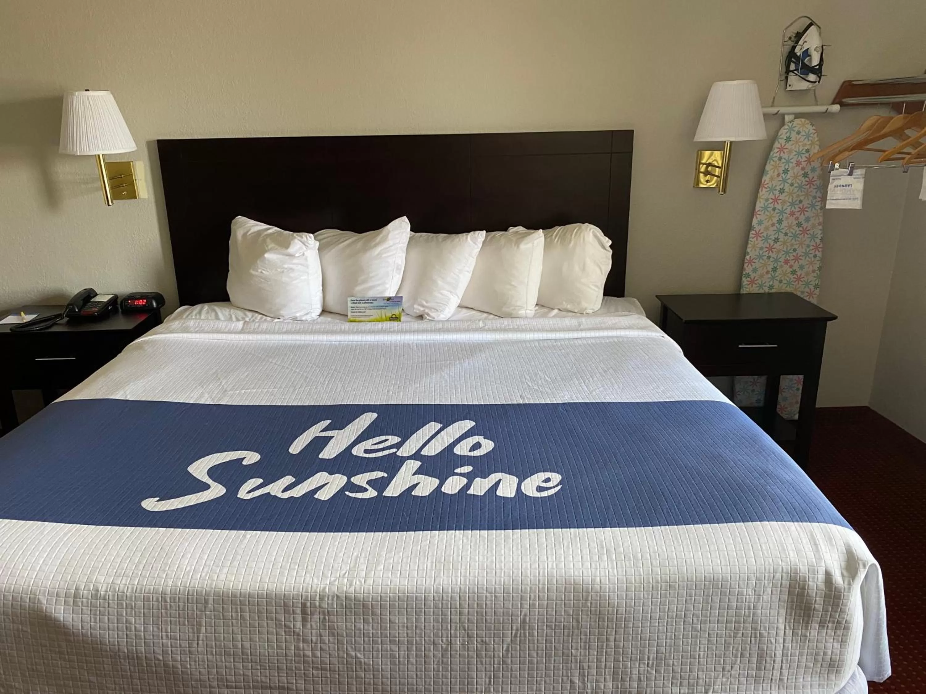 Bed in Days Inn & Suites by Wyndham Des Moines Airport