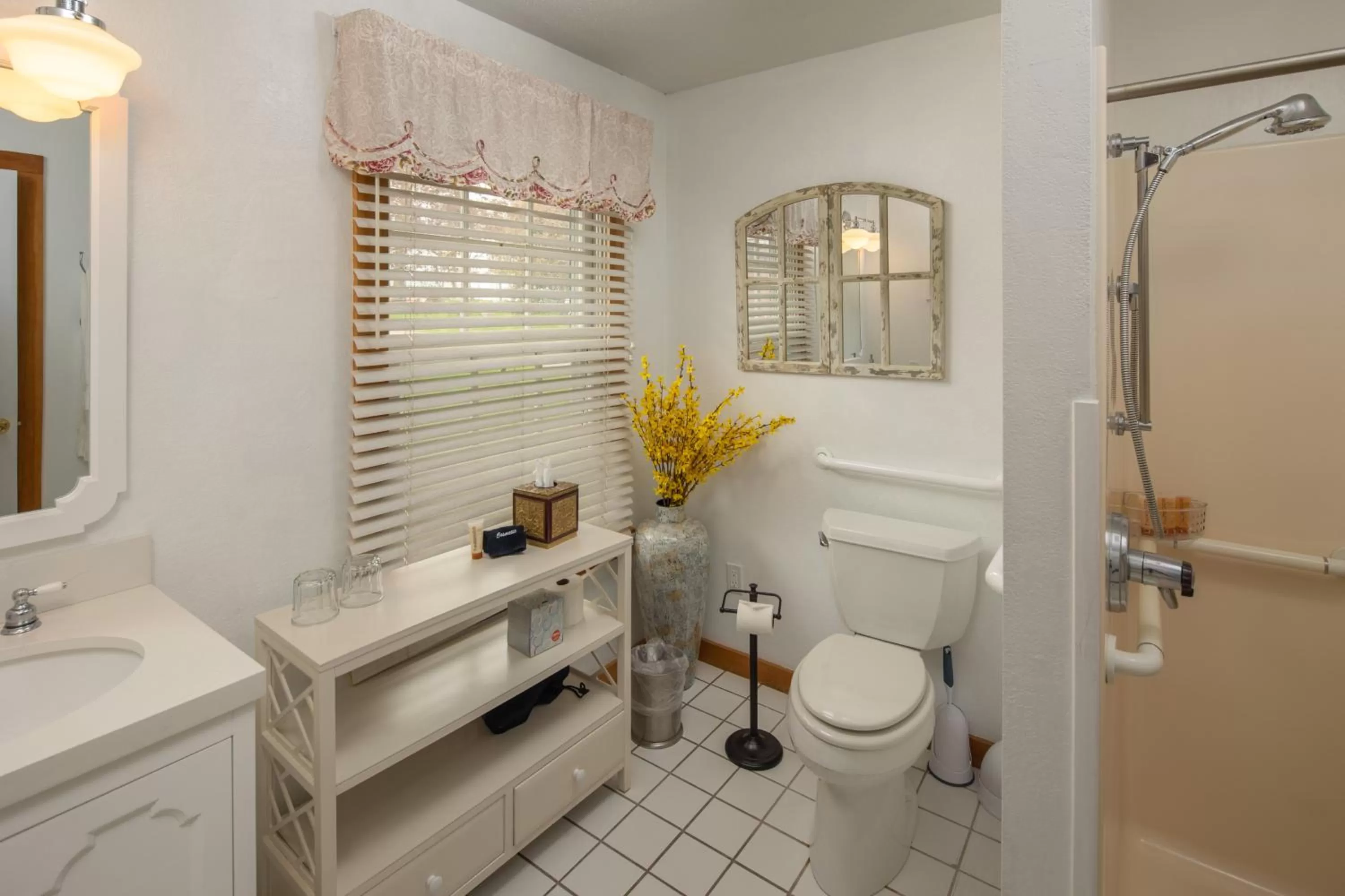 Bathroom in Cloran Mansion Bed & Breakfast