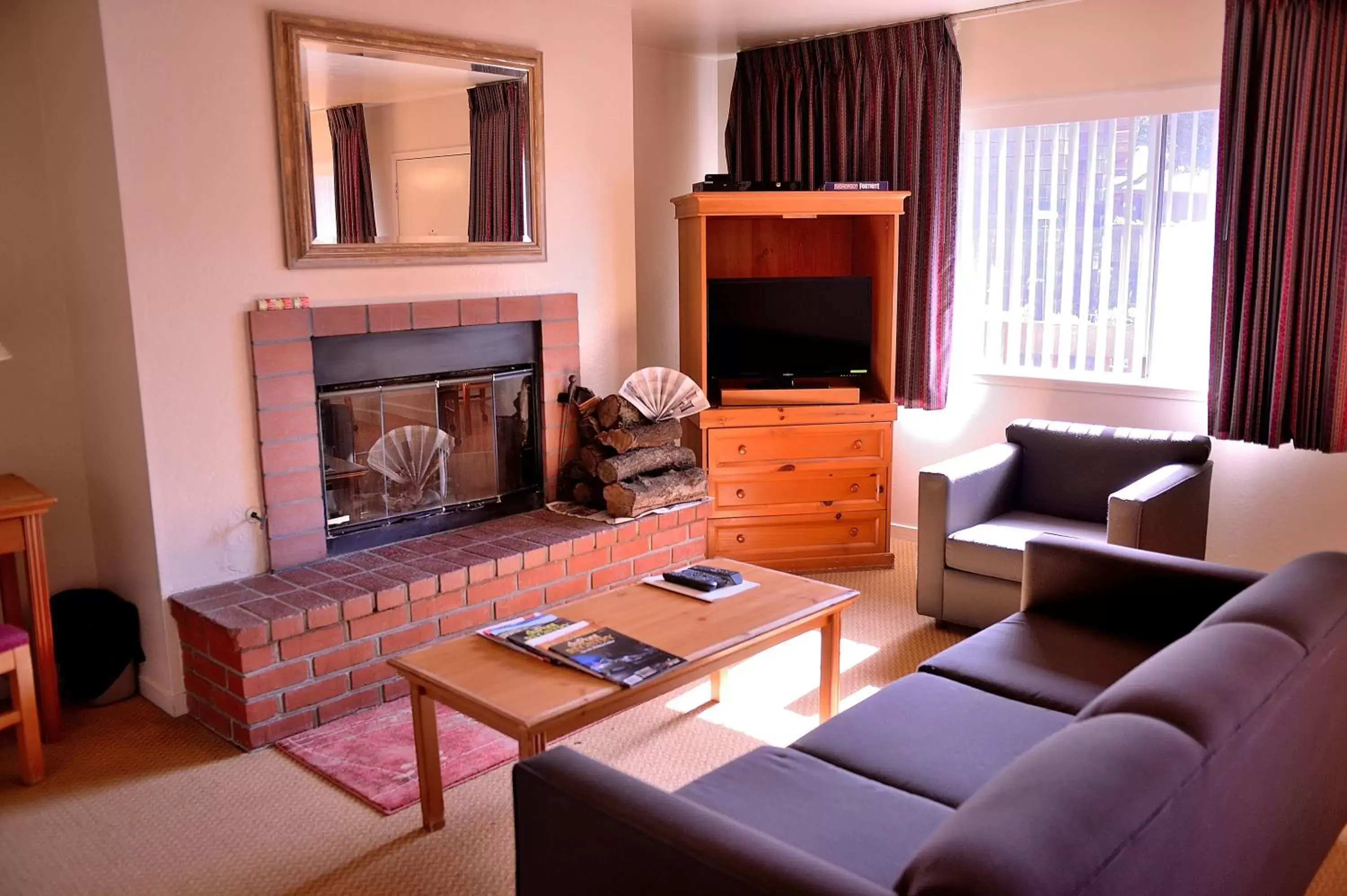 Living room, Seating Area in Pacific Gardens Inn