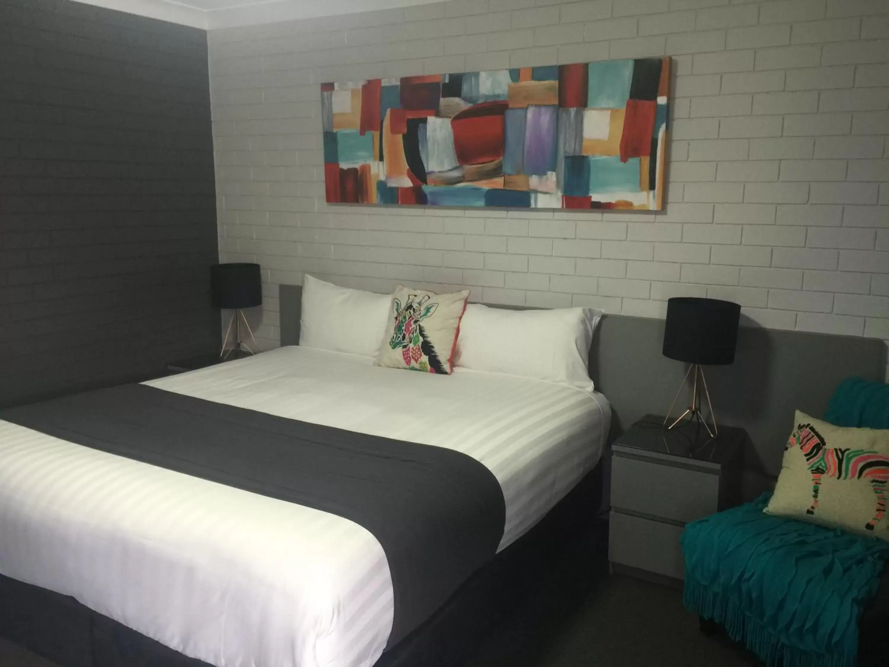 Bed, Room Photo in Blue Violet Motor Inn