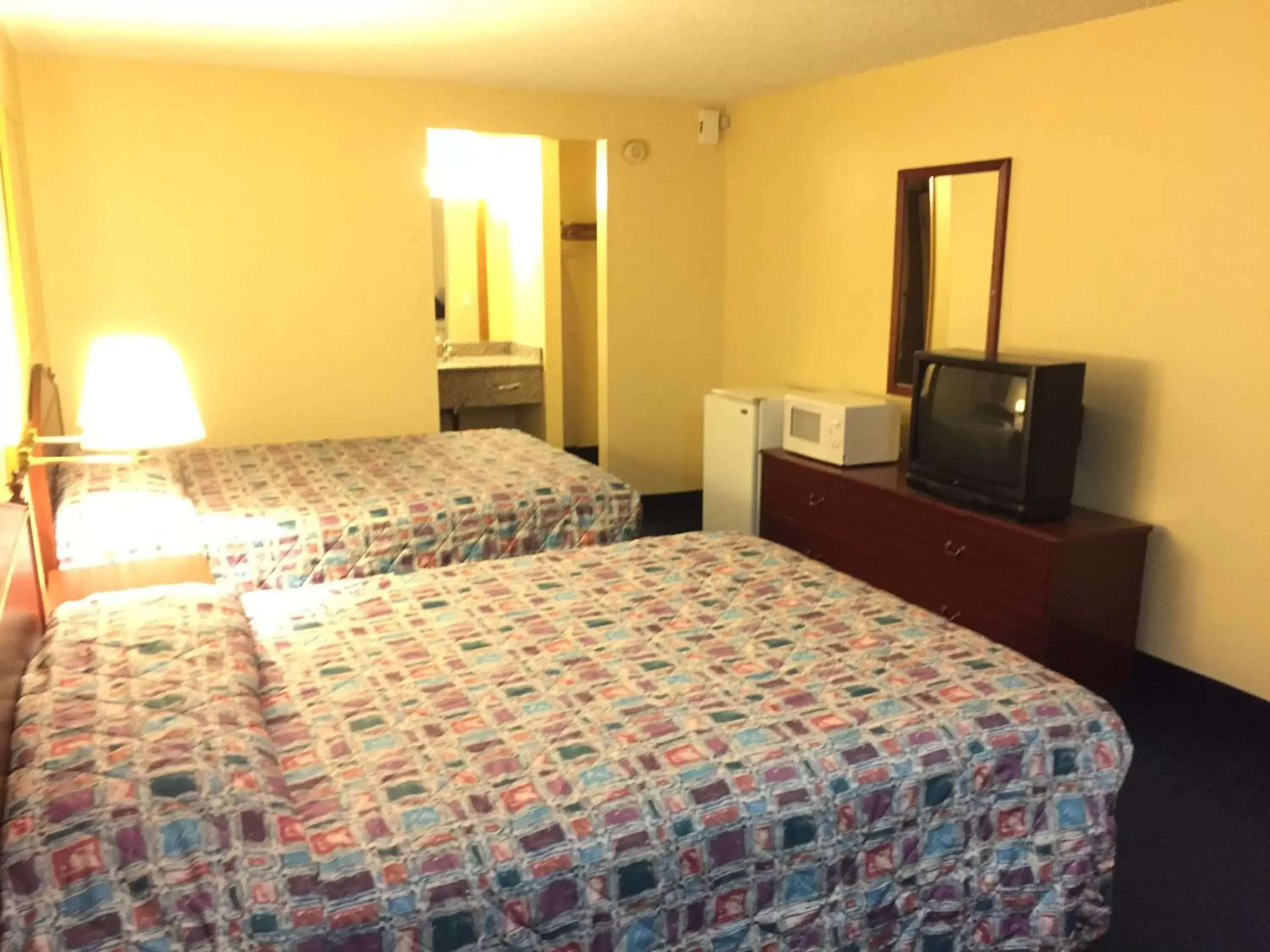 Photo of the whole room, Bed in Stagecoach Inn Motel