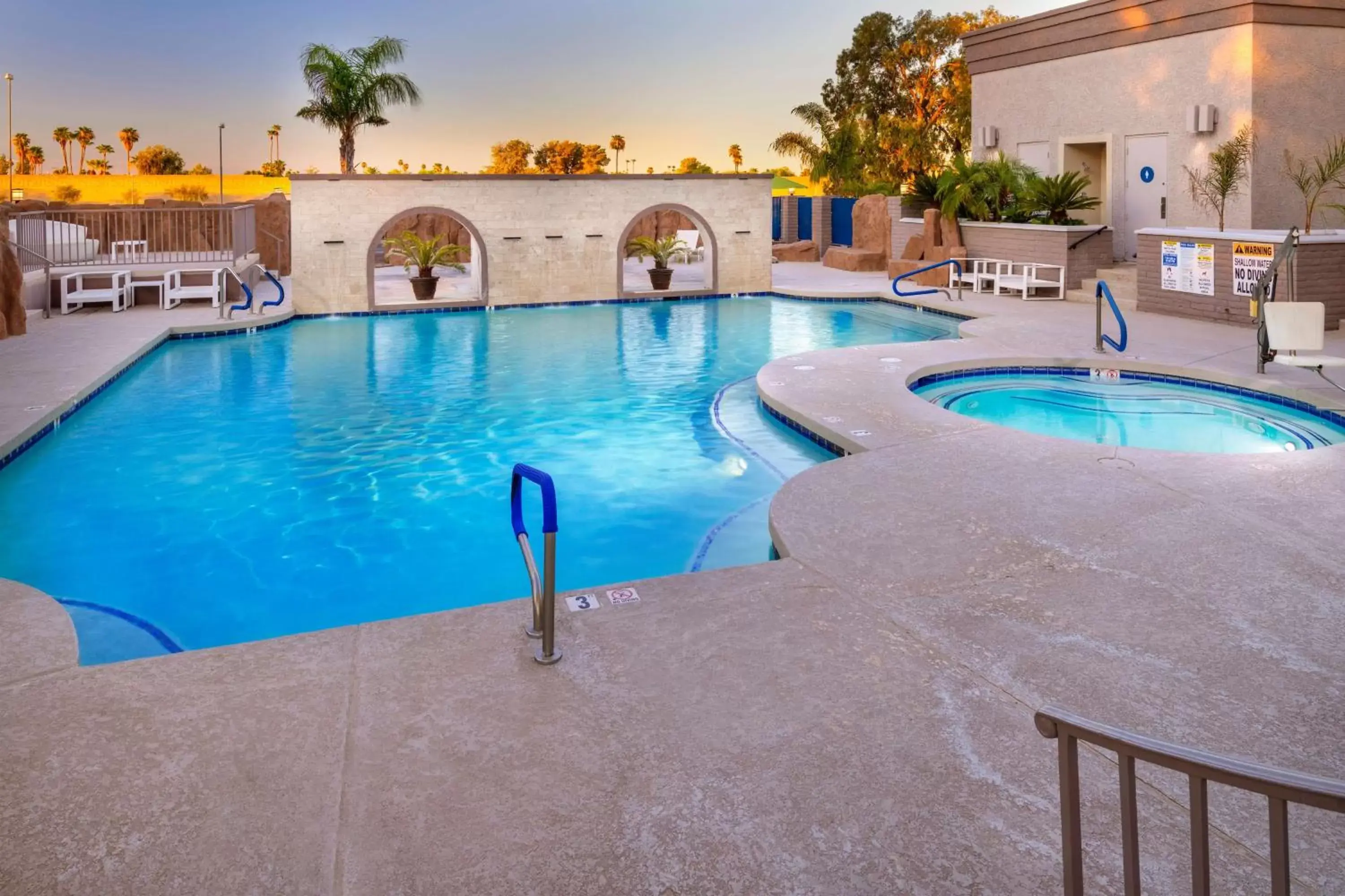 Pool view in Doubletree by Hilton Phoenix Mesa Pool view in Doubletree by Hilton Phoenix Mesa