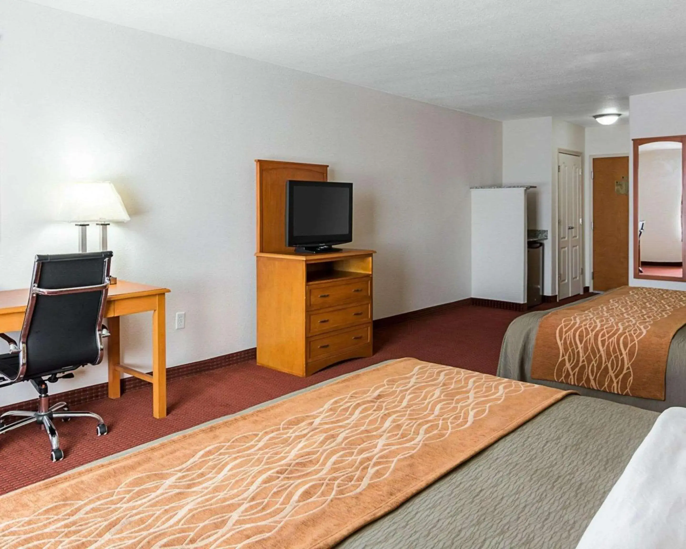 Photo of the whole room, TV/Entertainment Center in Comfort Inn & Suites Chesapeake - Portsmouth