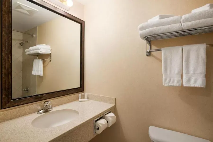 Standard Queen Room with Two Queen Beds - Non-Smoking in Travelodge by Wyndham Strathmore Standard Queen Room with Two Queen Beds - Non-Smoking in Travelodge by Wyndham Strathmore